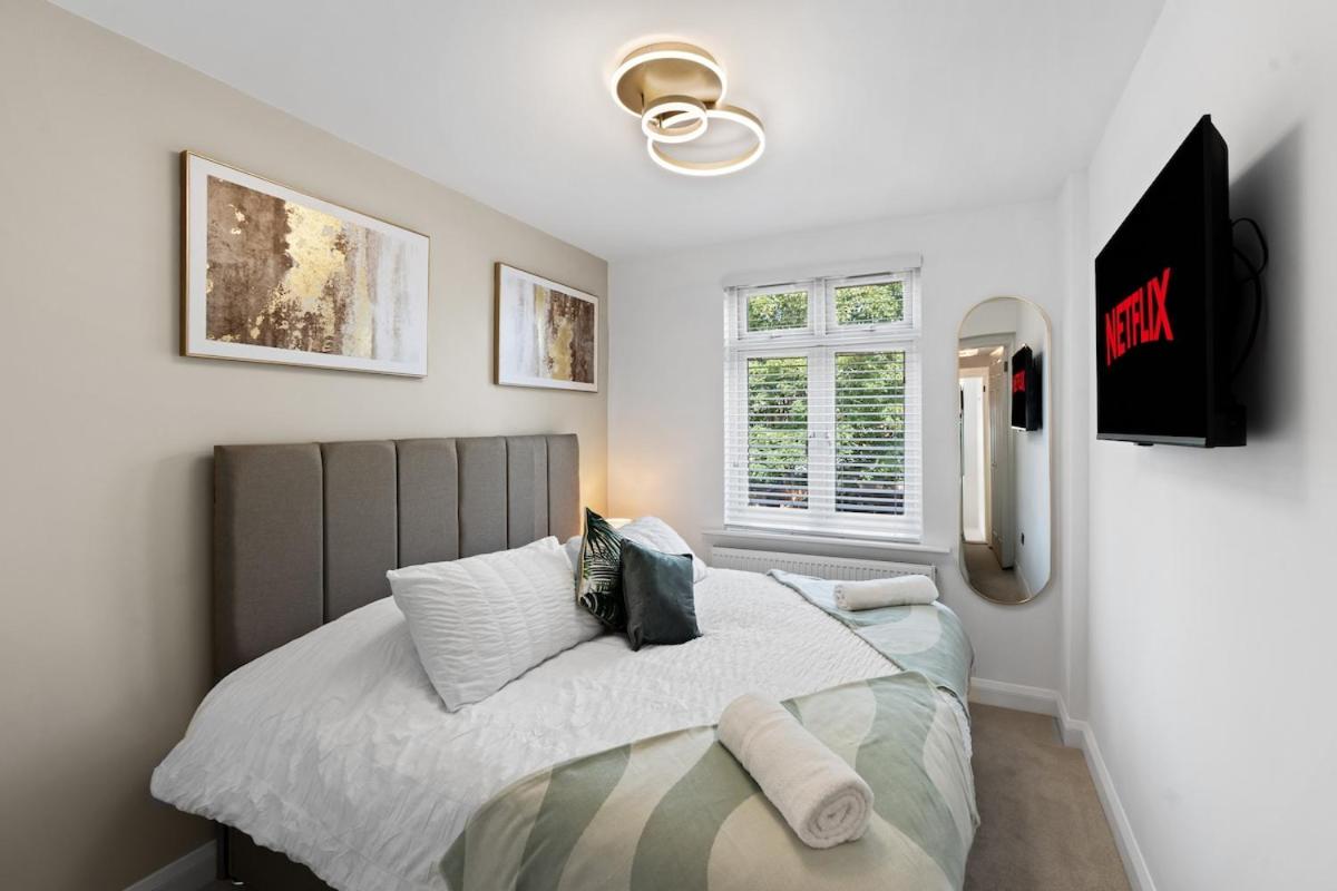 Luxury 4-Bed Family & Group Home-King or Twin Beds-Driveway, Garden-Near Gatwick