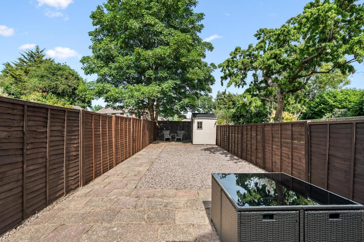 Luxury 4-Bed Family & Group Home-King or Twin Beds-Driveway, Garden-Near Gatwick