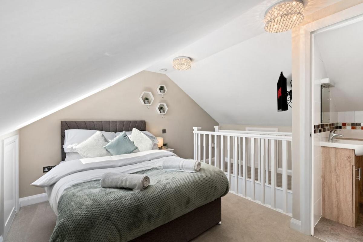 Luxury 4-Bed Family & Group Home-King or Twin Beds-Driveway, Garden-Near Gatwick