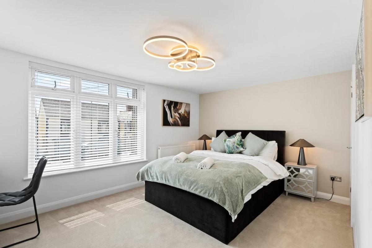 Luxury 4-Bed Family & Group Home-King or Twin Beds-Driveway, Garden-Near Gatwick