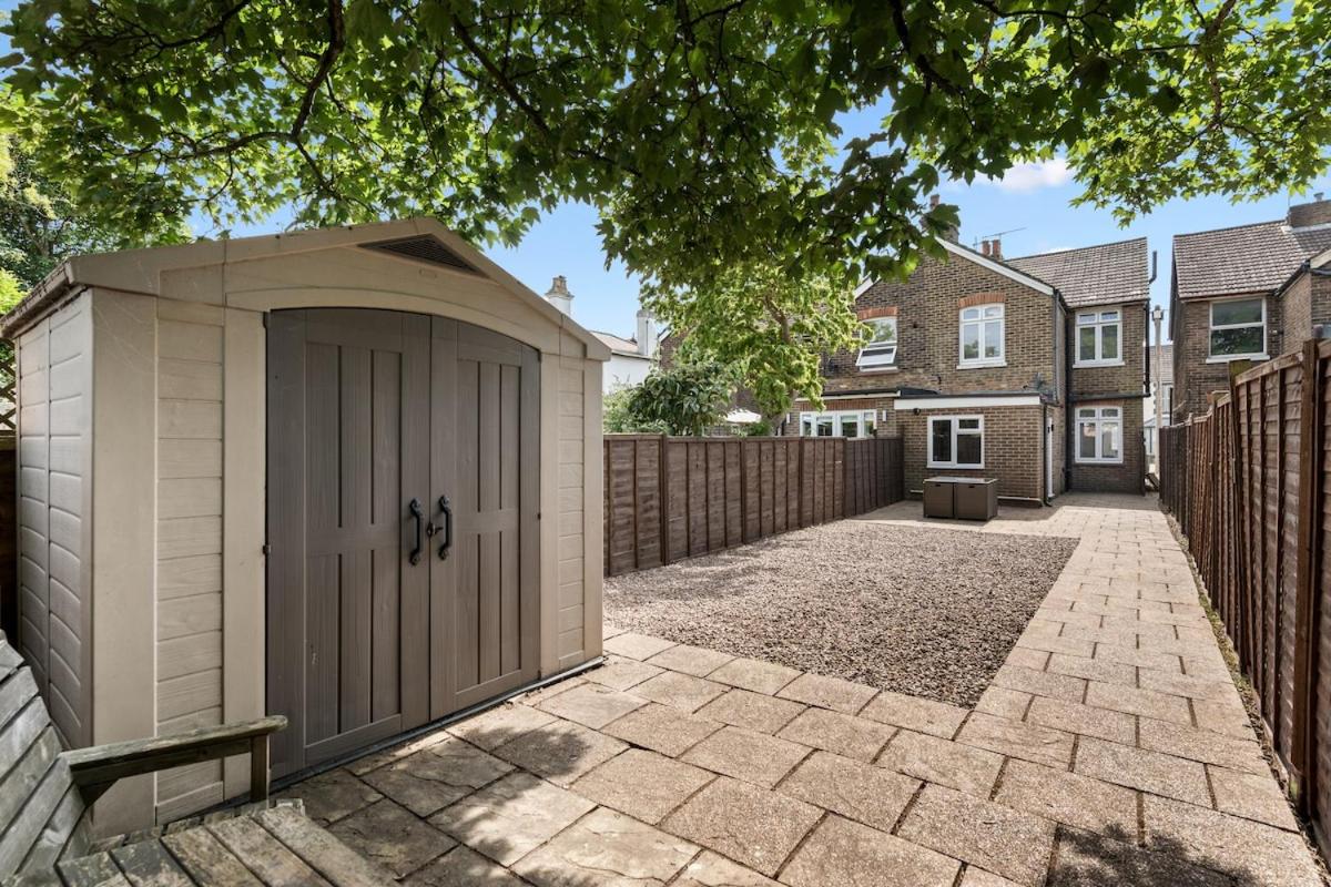 Luxury 4-Bed Family & Group Home-King or Twin Beds-Driveway, Garden-Near Gatwick