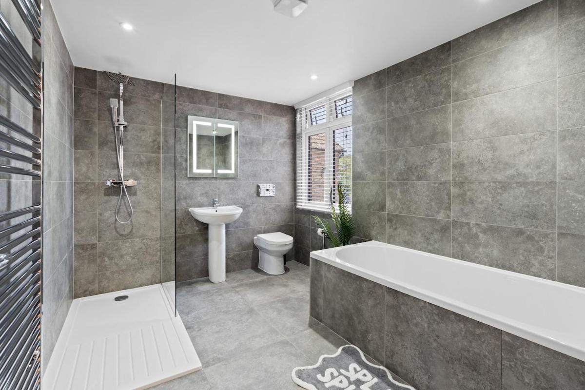 Luxury 4-Bed Family & Group Home-King or Twin Beds-Driveway, Garden-Near Gatwick