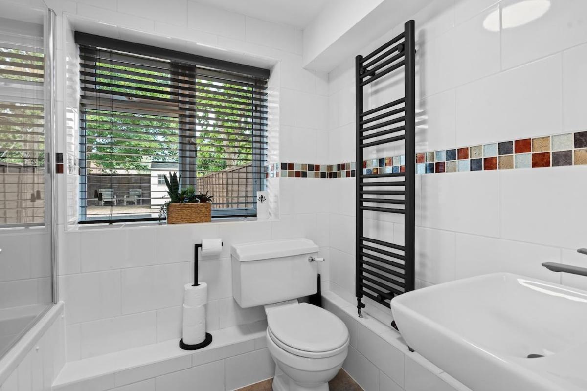 Luxury 4-Bed Family & Group Home-King or Twin Beds-Driveway, Garden-Near Gatwick