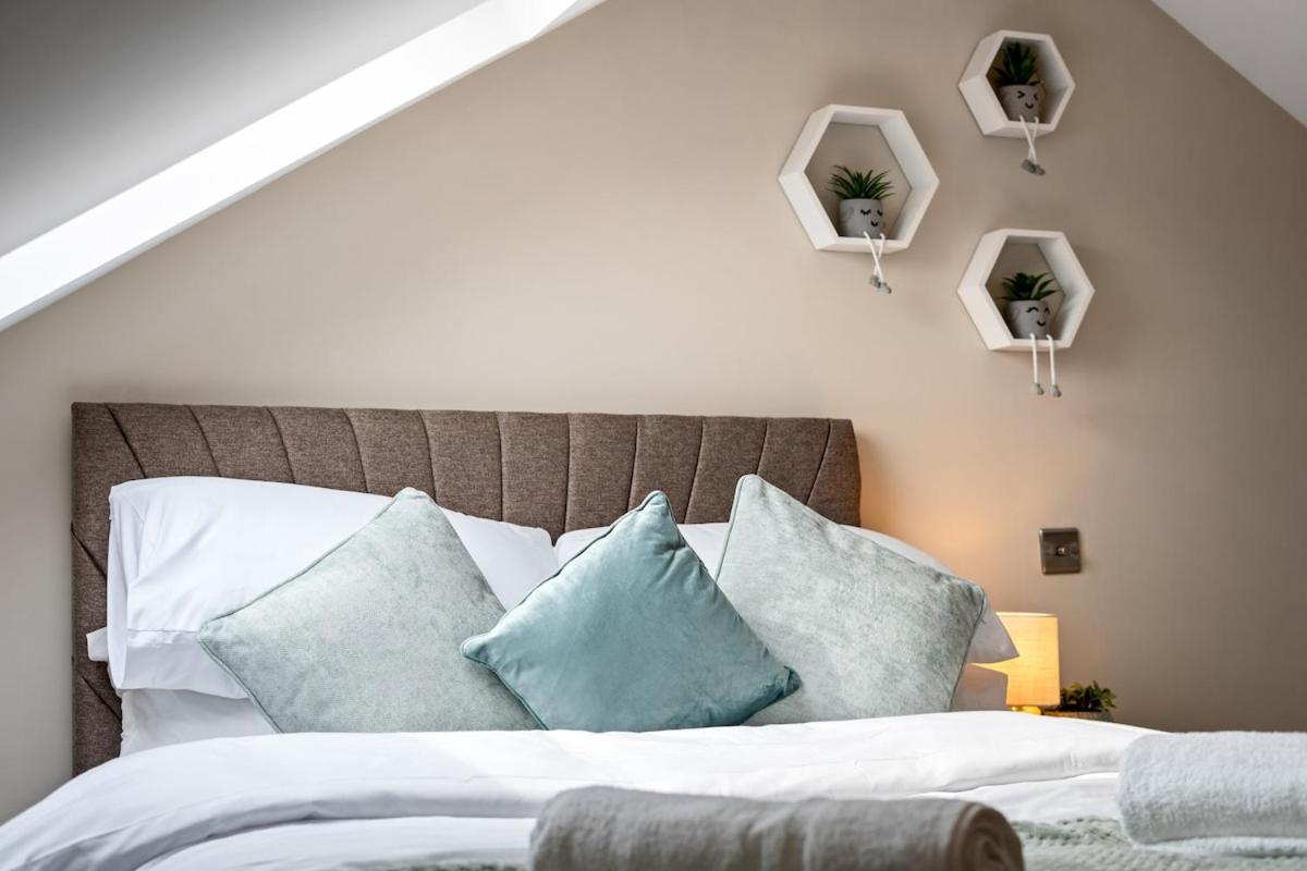 Luxury 4-Bed Family & Group Home-King or Twin Beds-Driveway, Garden-Near Gatwick