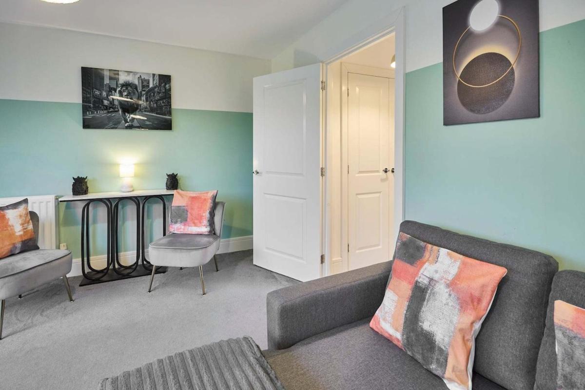 Modern Home with Garden, Corby