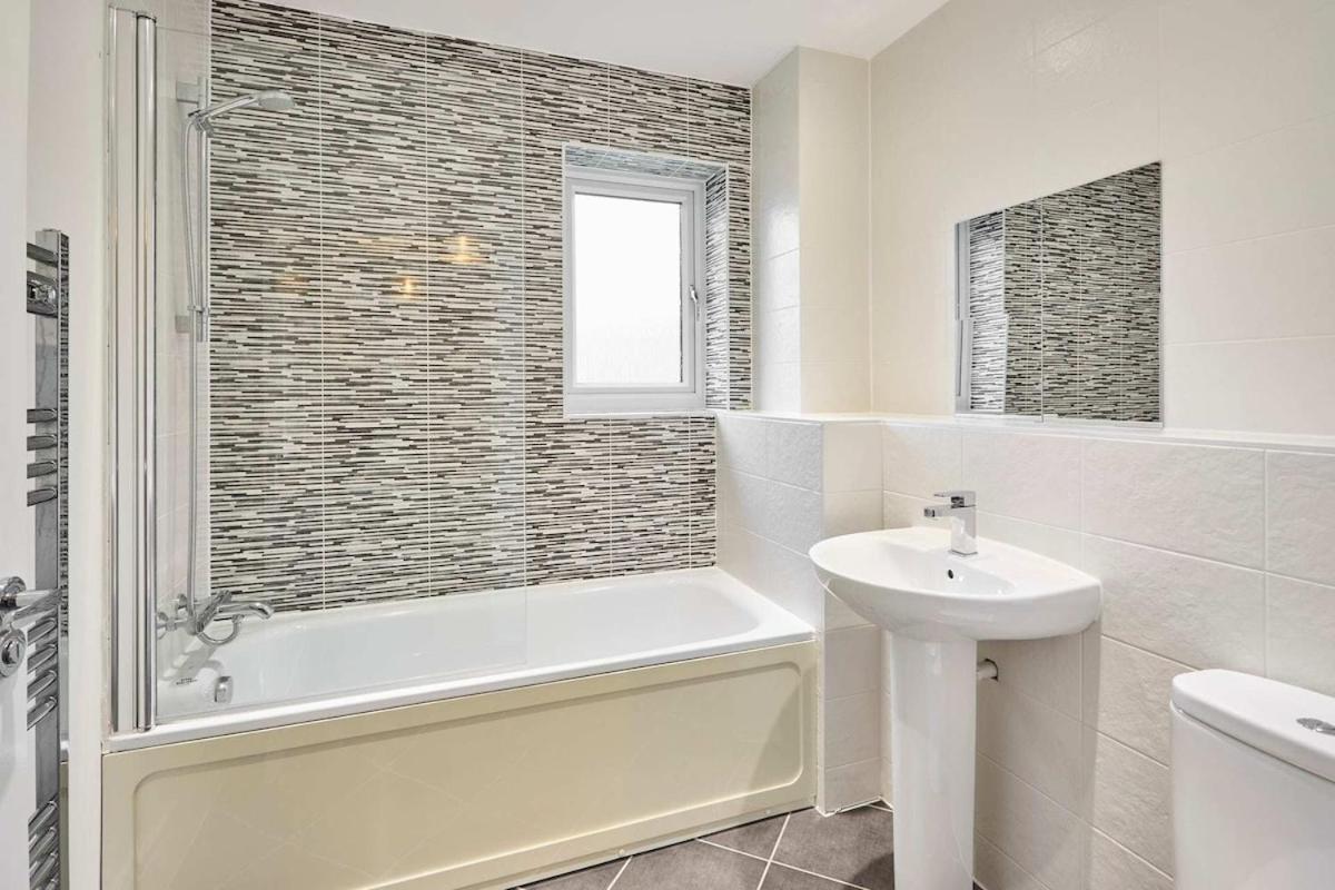 Modern Home with Garden, Corby