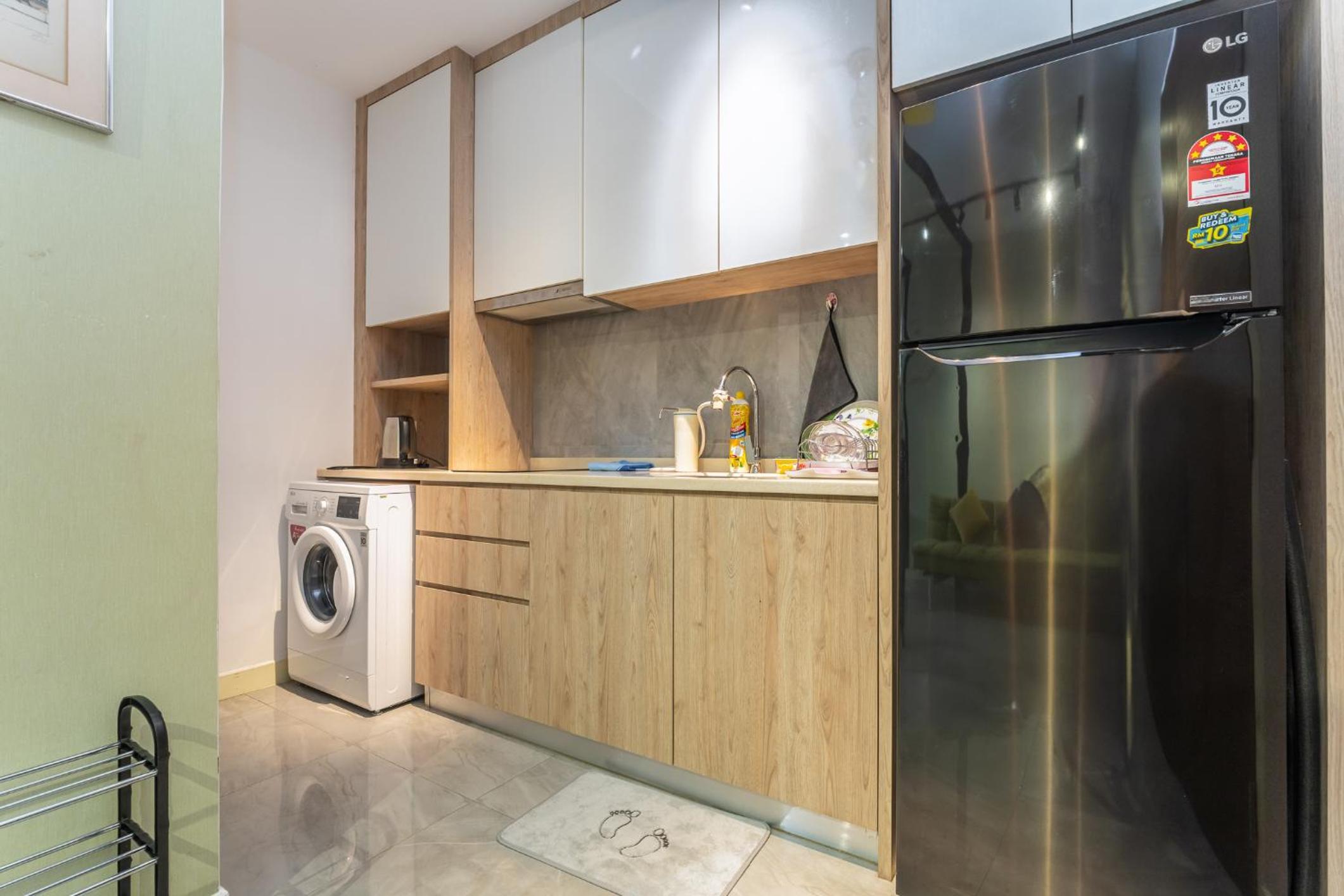 Imperio A2213 with Bathtub 3pax free Wifi Parking