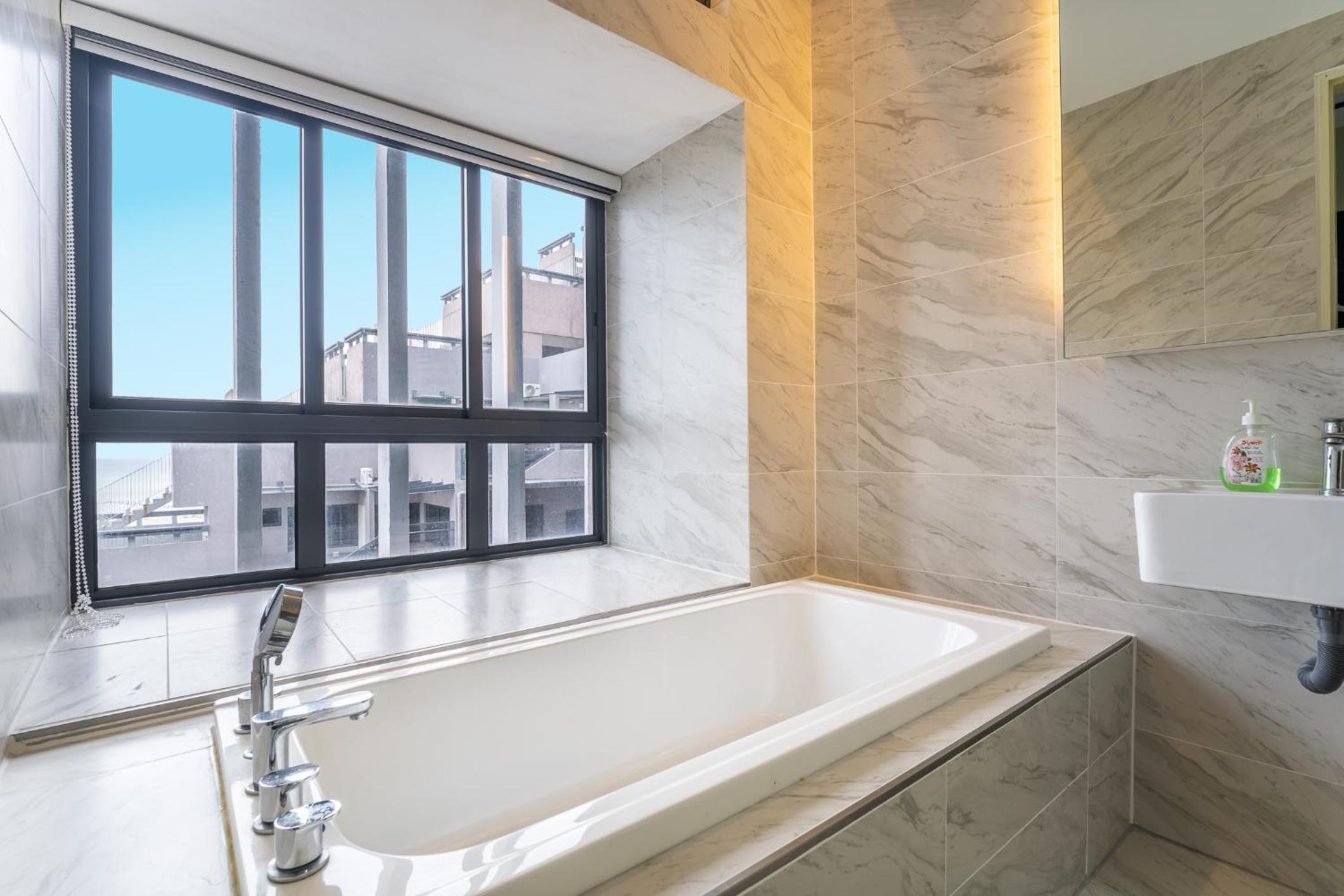 Imperio A2213 with Bathtub 3pax free Wifi Parking