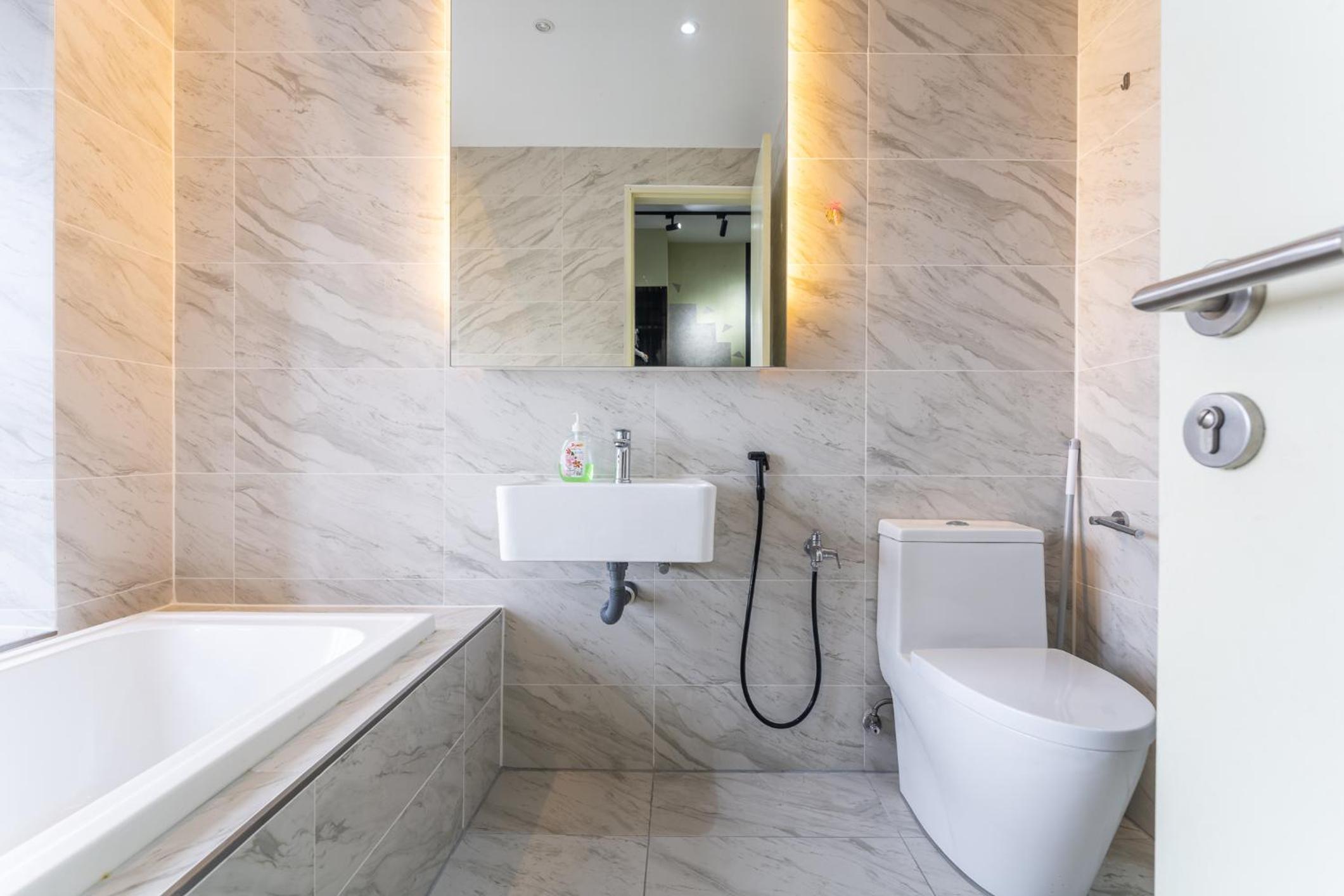 Imperio A2213 with Bathtub 3pax free Wifi Parking