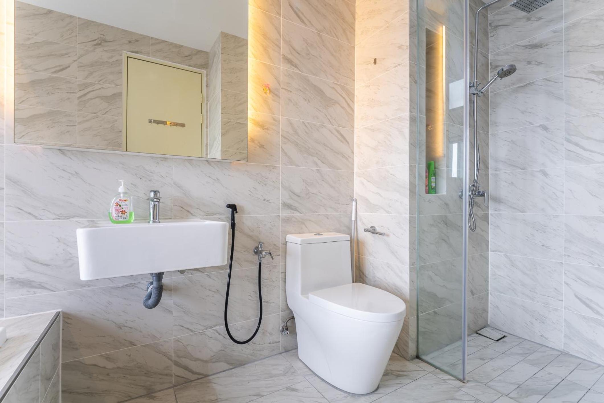 Imperio A2213 with Bathtub 3pax free Wifi Parking