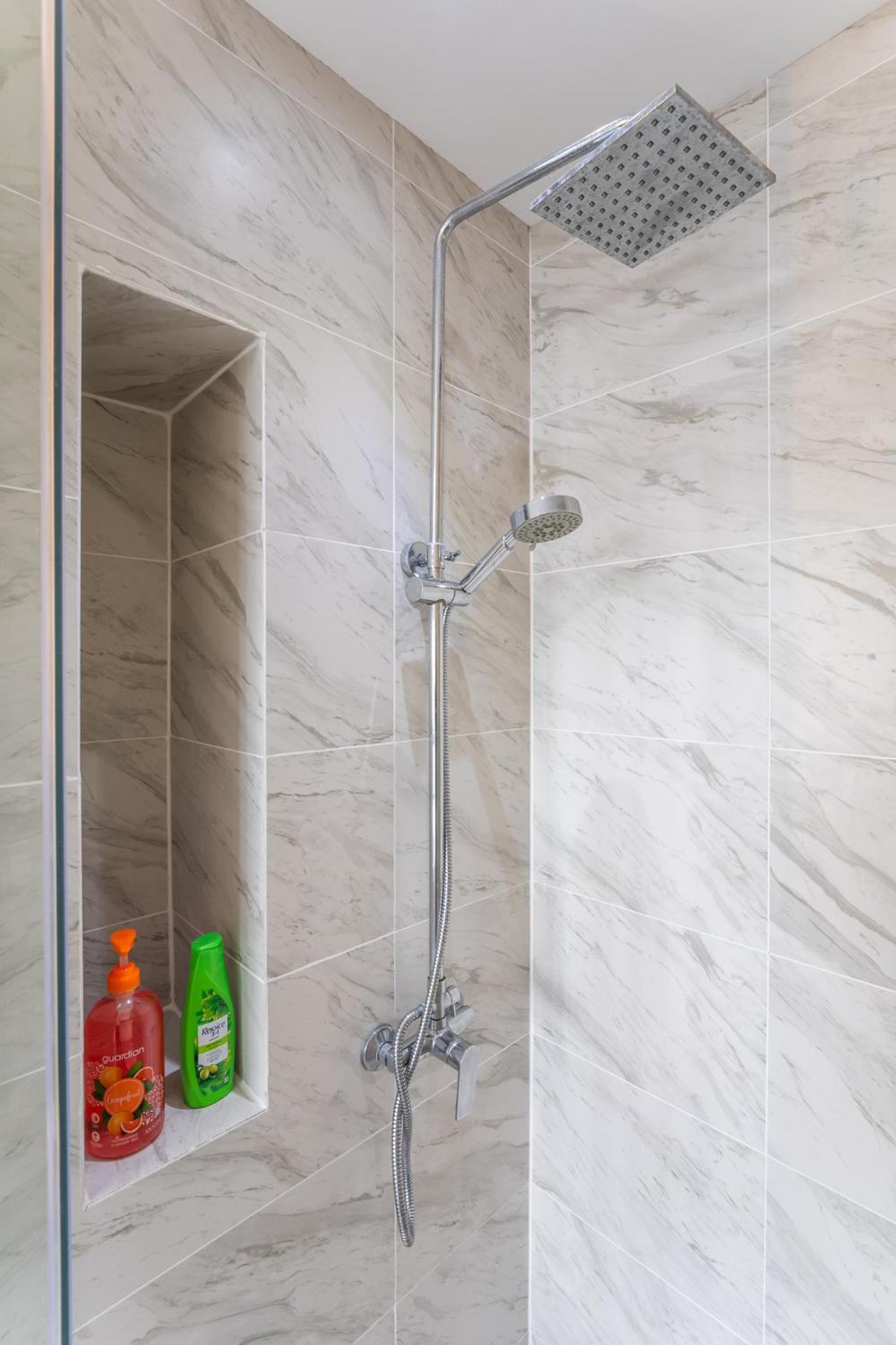Imperio A2213 with Bathtub 3pax free Wifi Parking