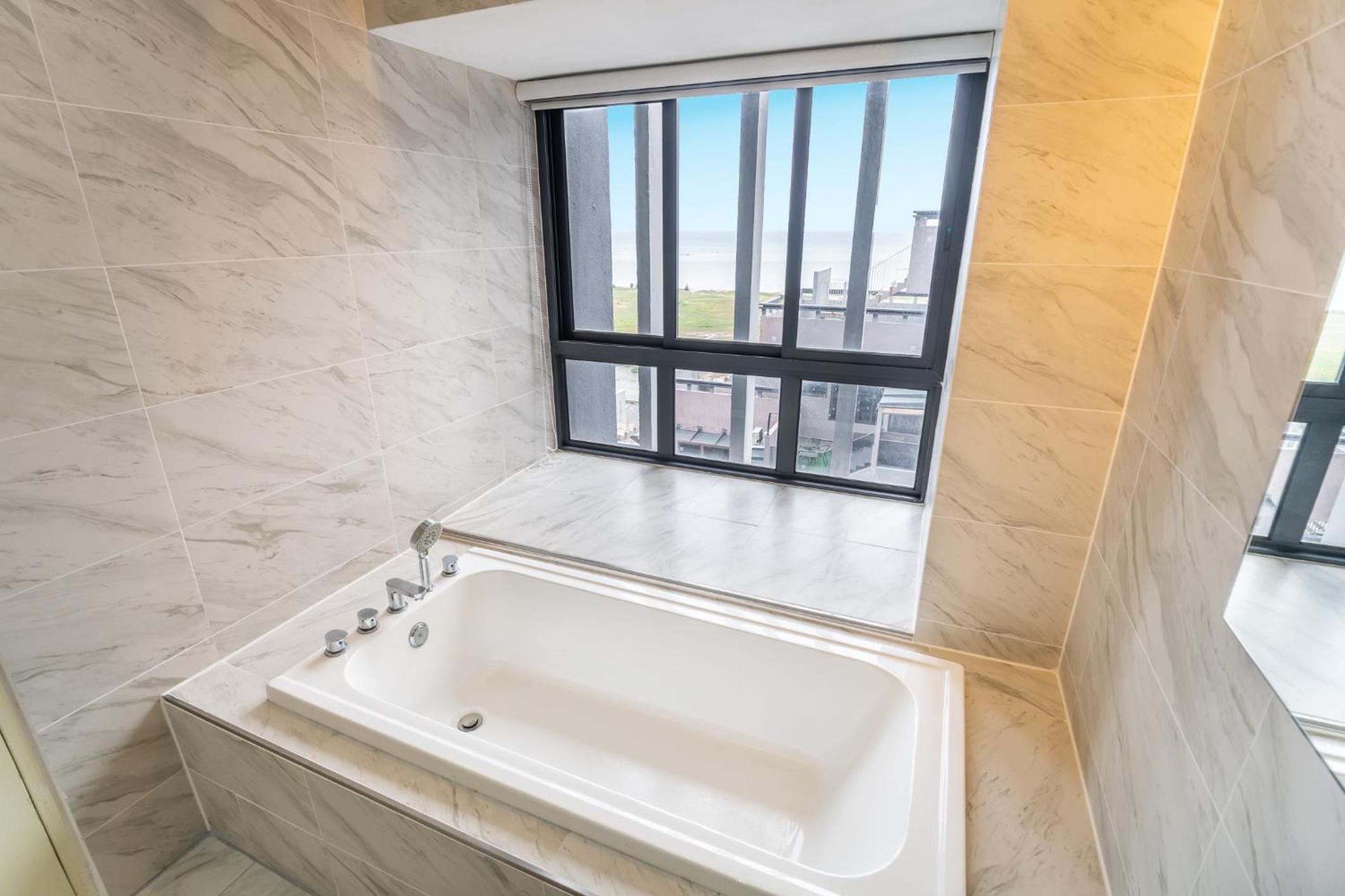 Imperio A2213 with Bathtub 3pax free Wifi Parking