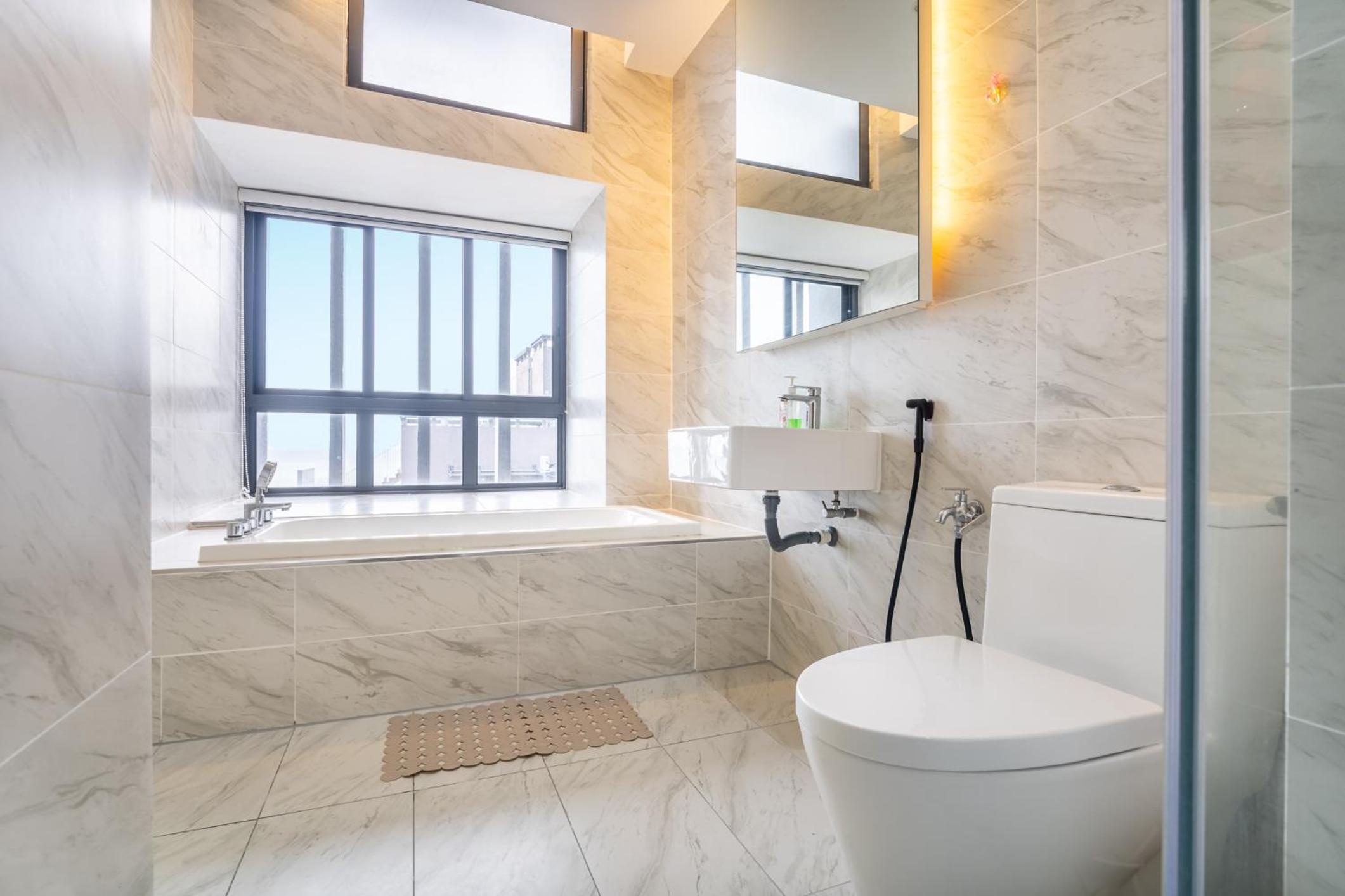Imperio A2213 with Bathtub 3pax free Wifi Parking