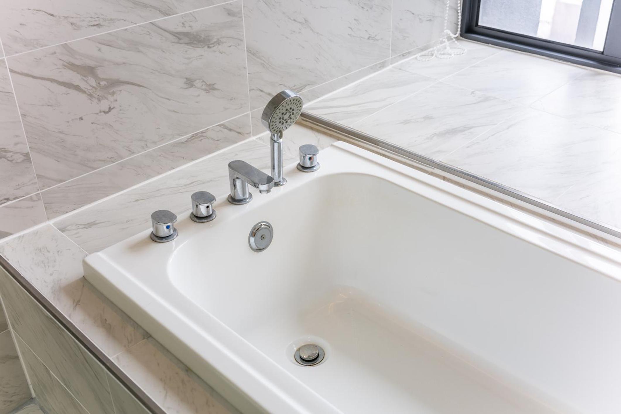 Imperio A2213 with Bathtub 3pax free Wifi Parking