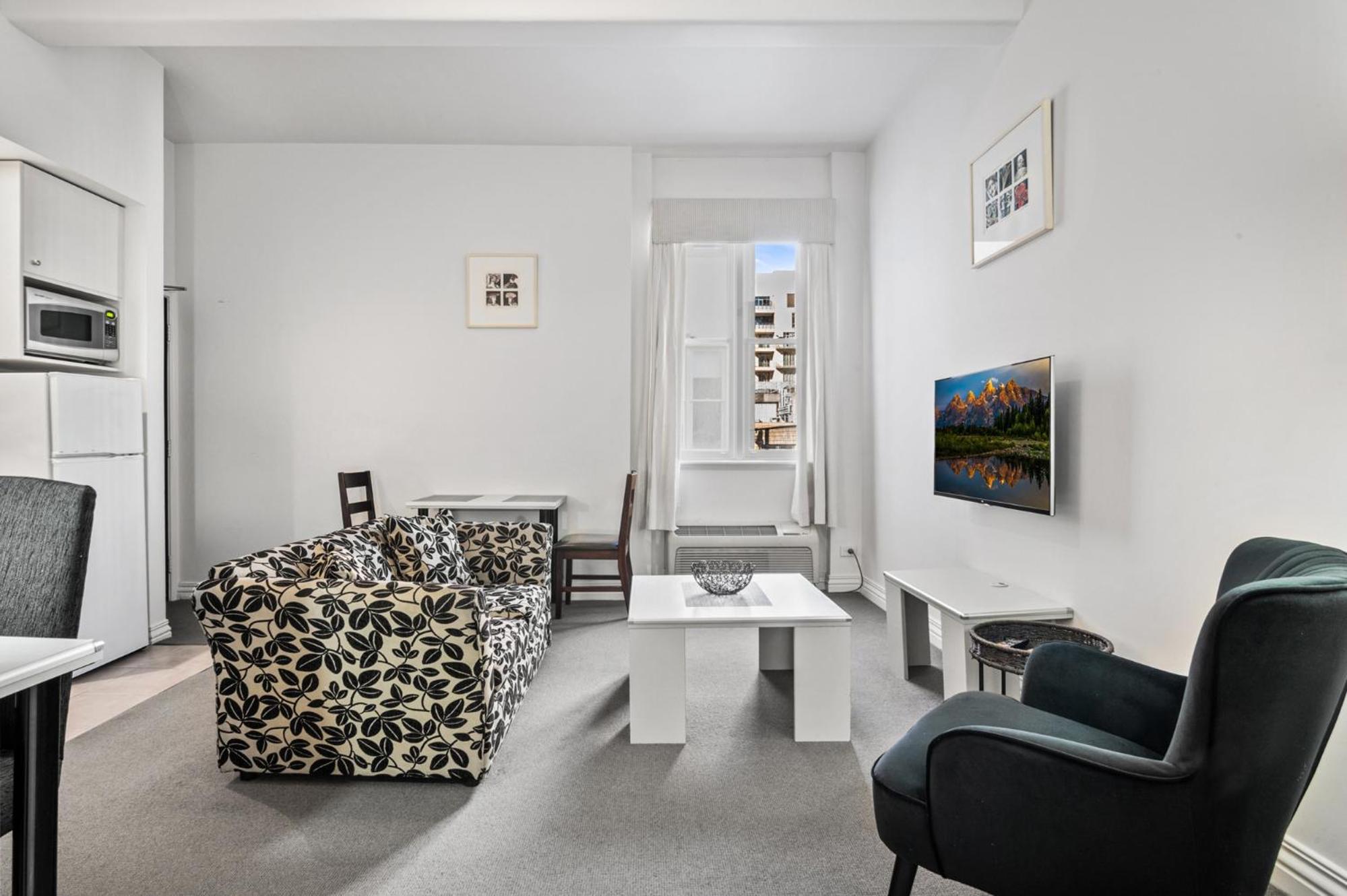 Bright 1-Bed Apartment Steps from Collins Street