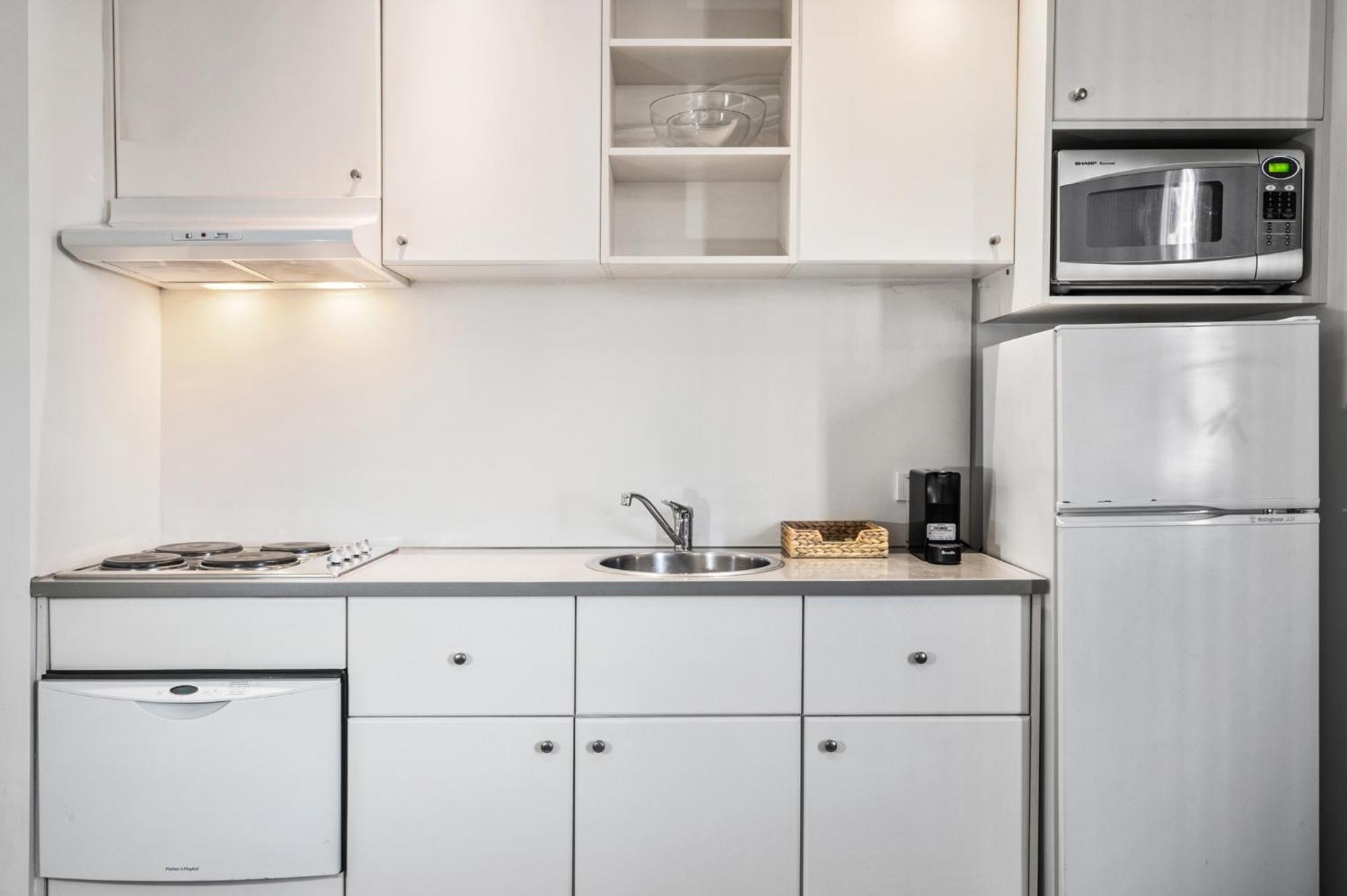 Bright 1-Bed Apartment Steps from Collins Street
