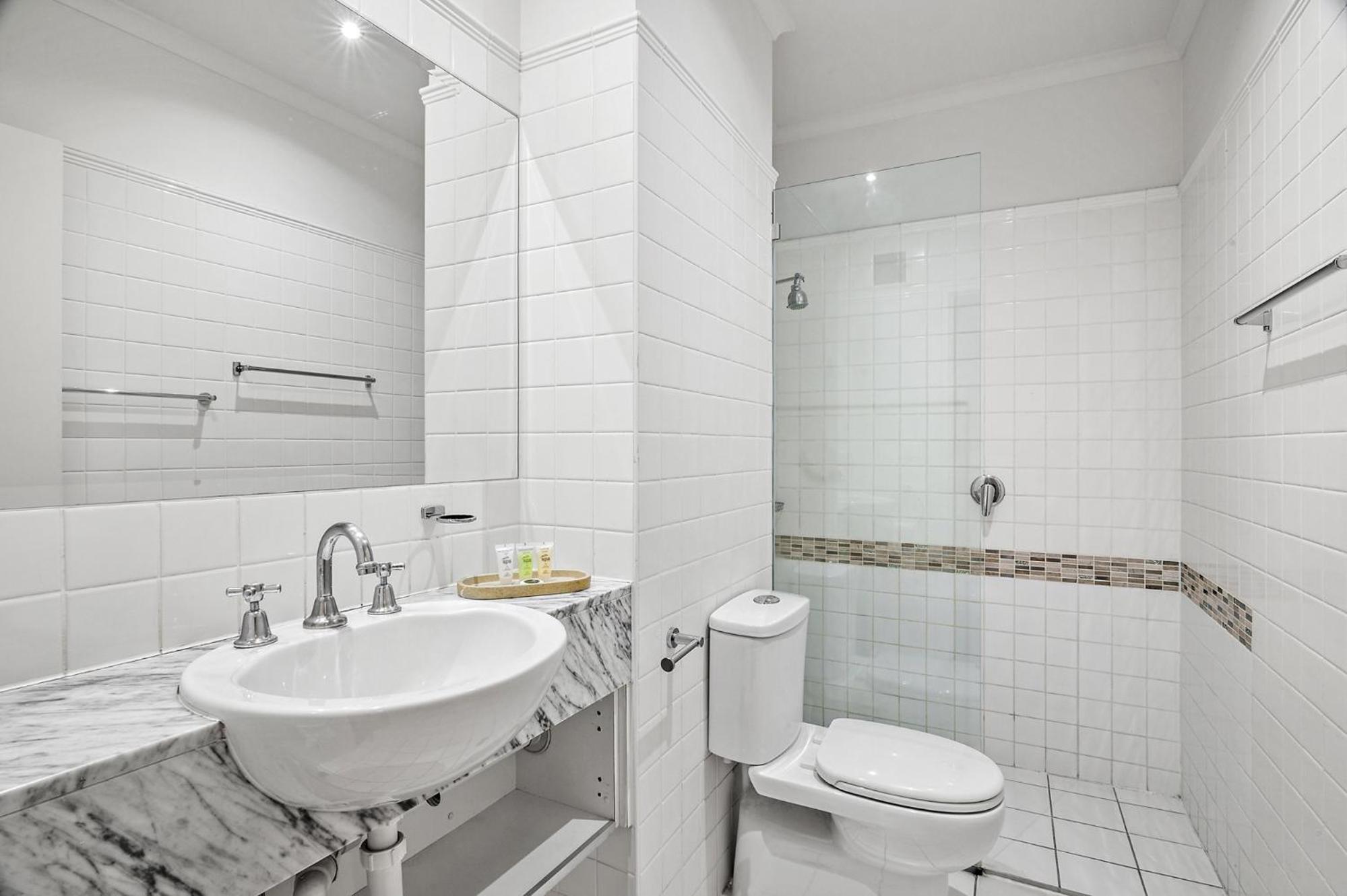 Bright 1-Bed Apartment Steps from Collins Street