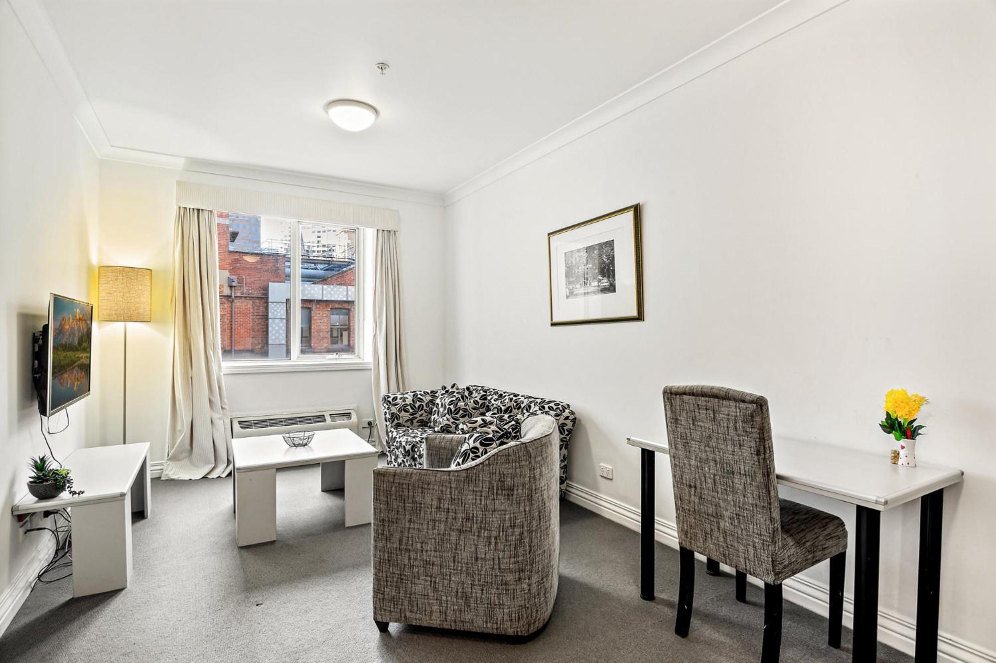 1-Bed Stay in Melbourne s Heart