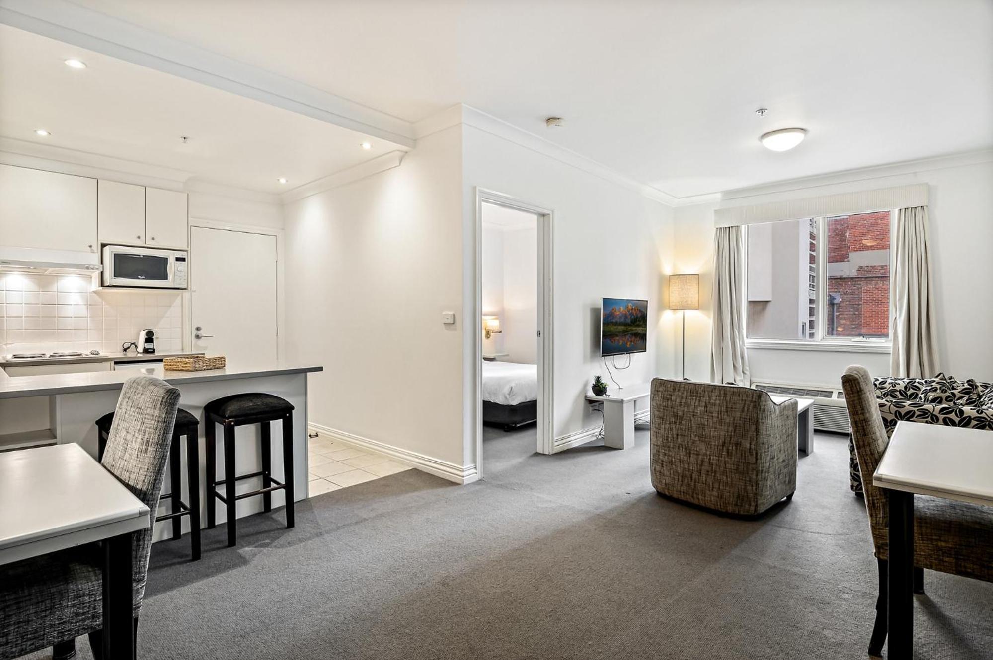 1-Bed Stay in Melbourne s Heart