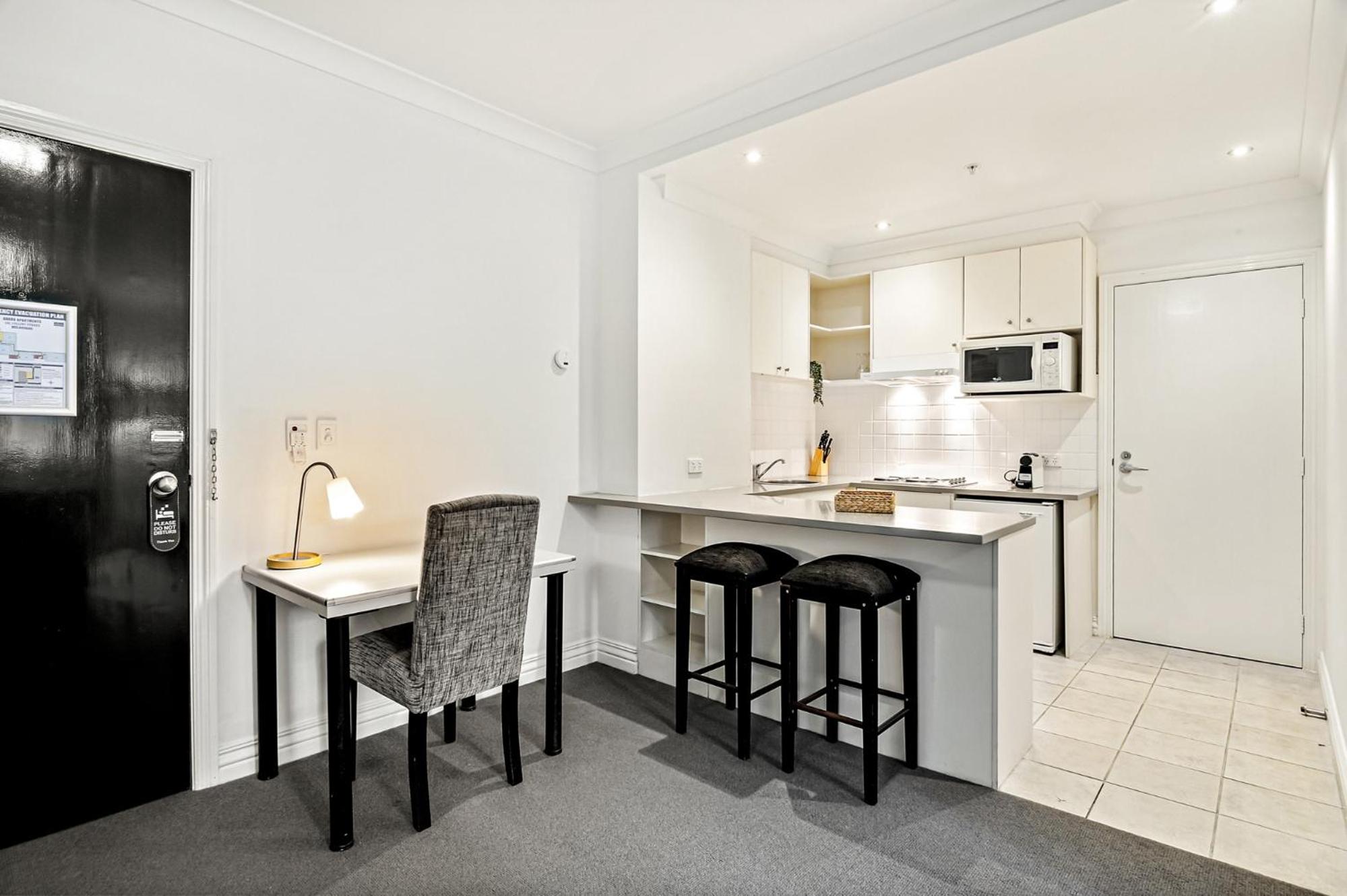 1-Bed Stay in Melbourne s Heart