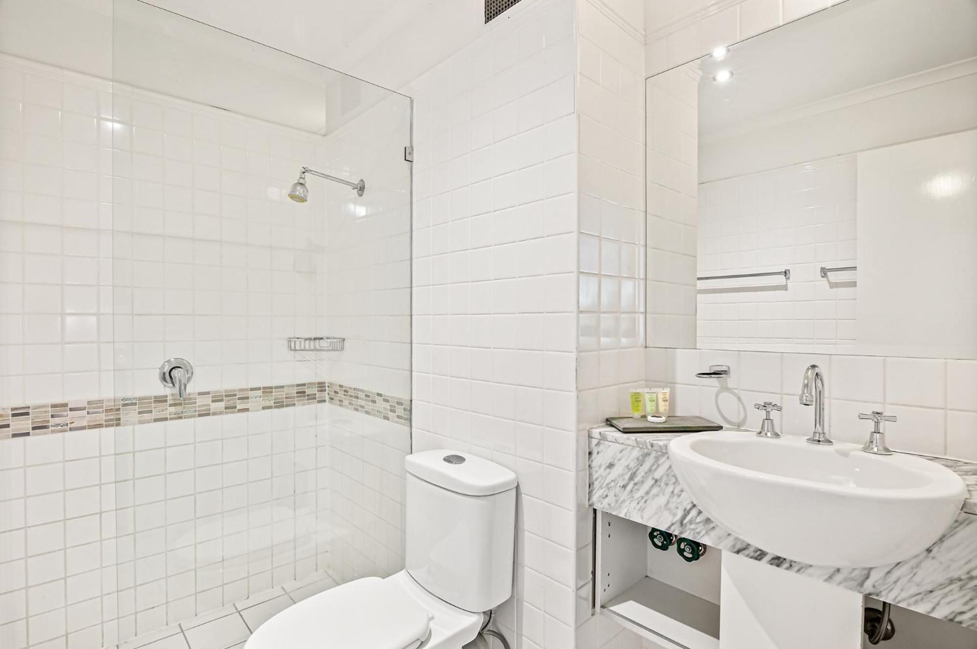 1-Bed Stay in Melbourne s Heart