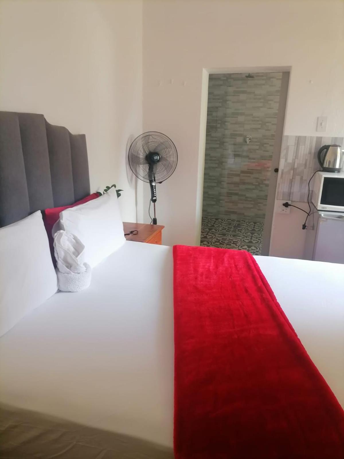 Neo & Ruks Guest Houses parow 4