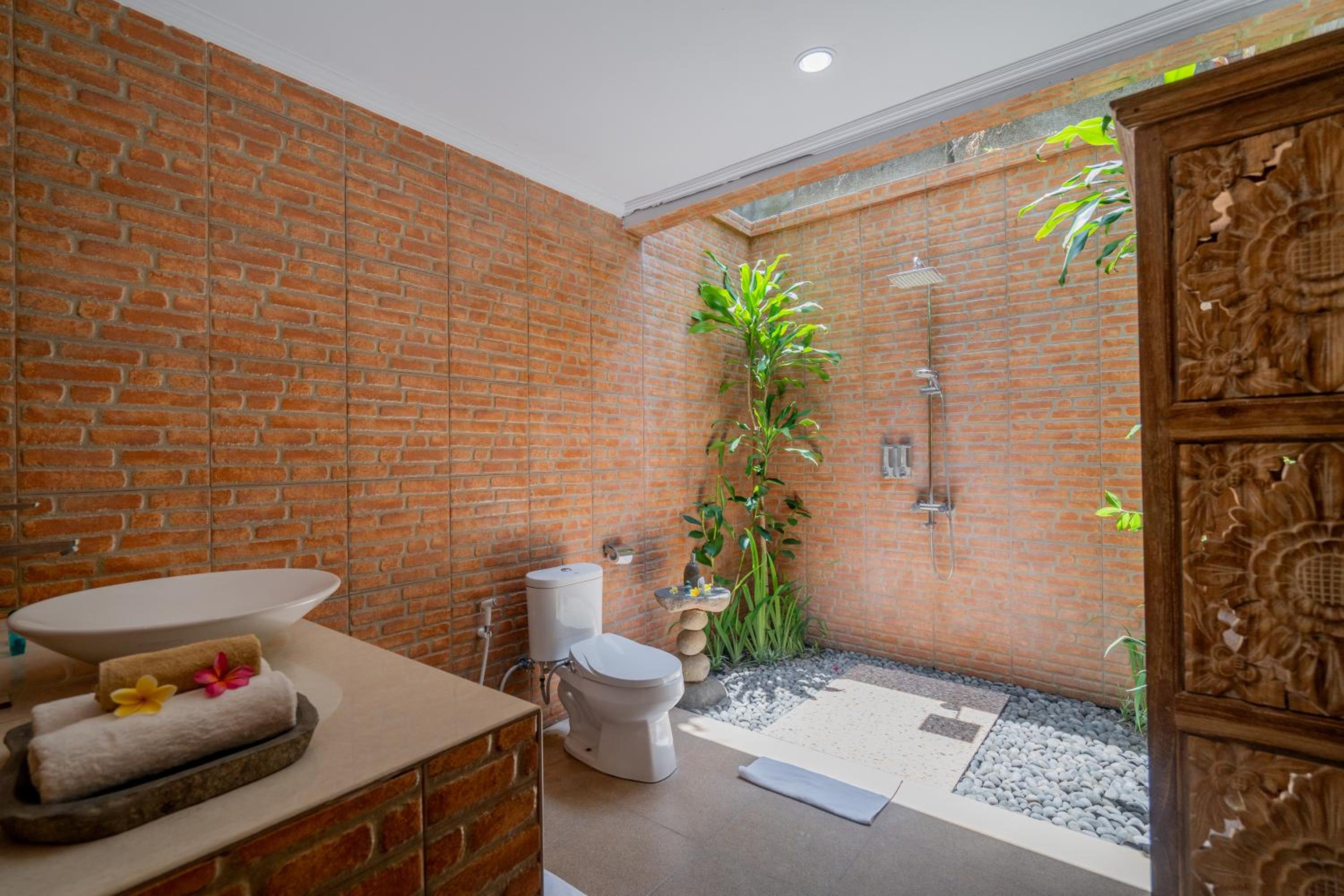 The Laras - Spacious 3BR Authentic Balinese Villa