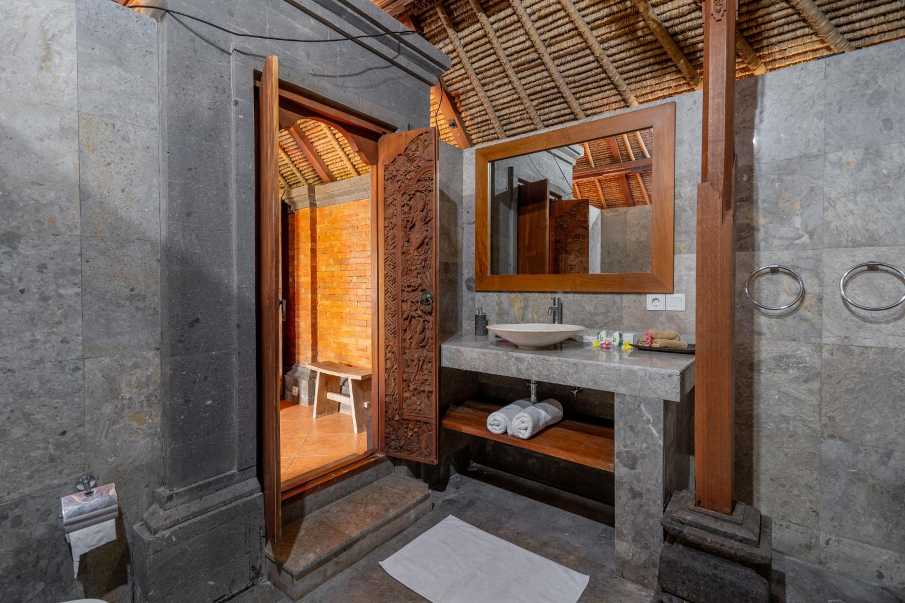 The Laras - Spacious 3BR Authentic Balinese Villa