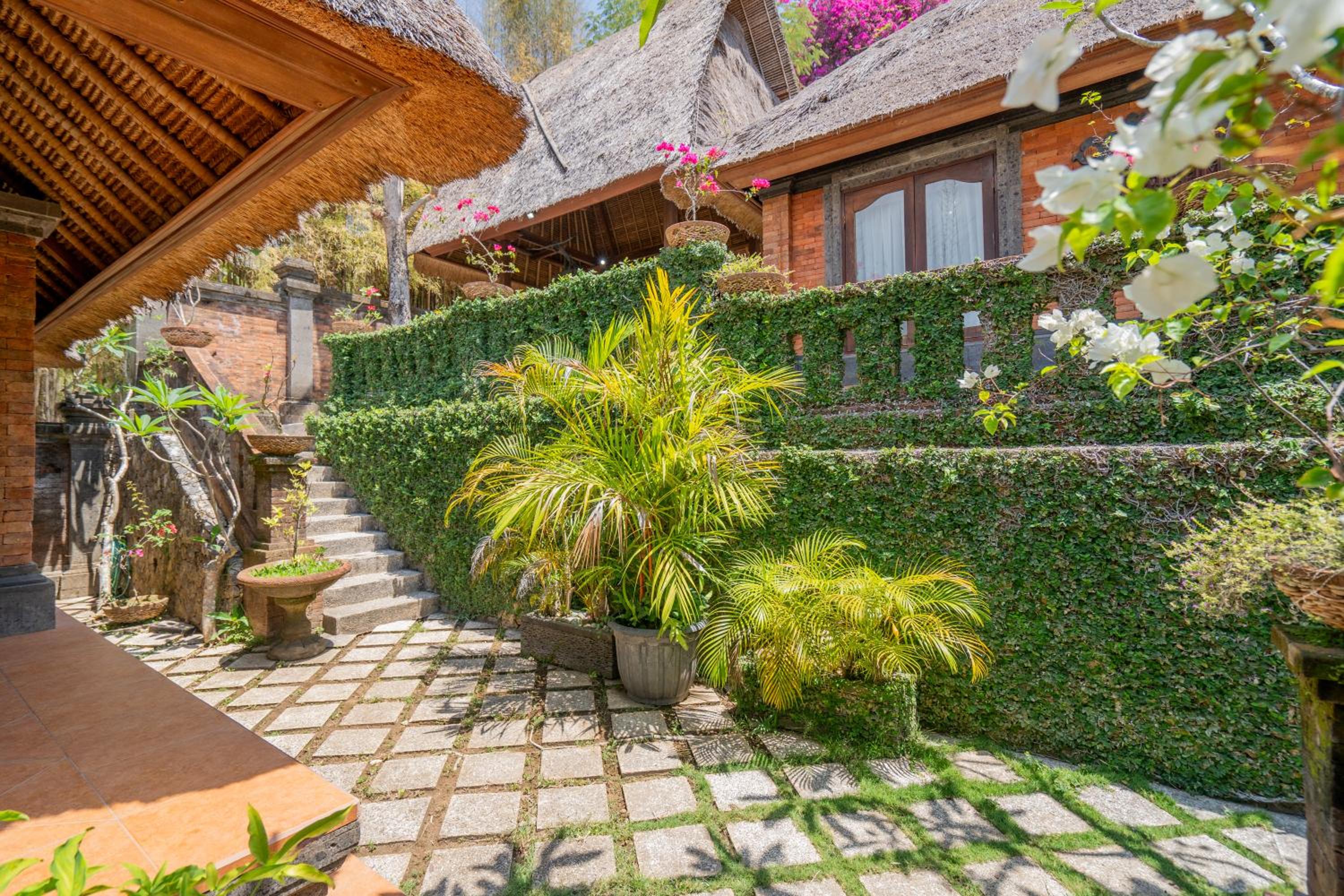 The Laras - Spacious 3BR Authentic Balinese Villa