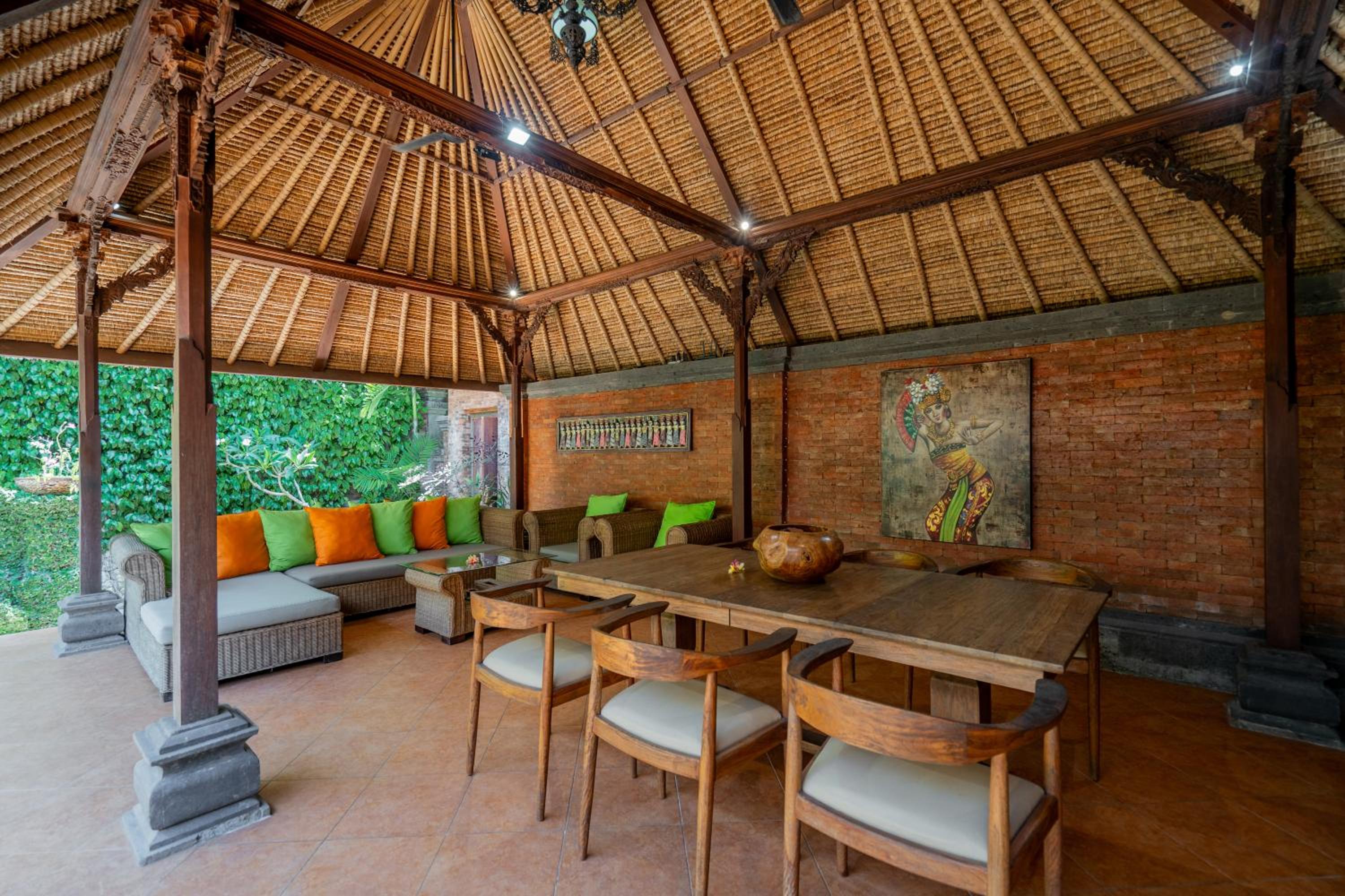 The Laras - Spacious 3BR Authentic Balinese Villa