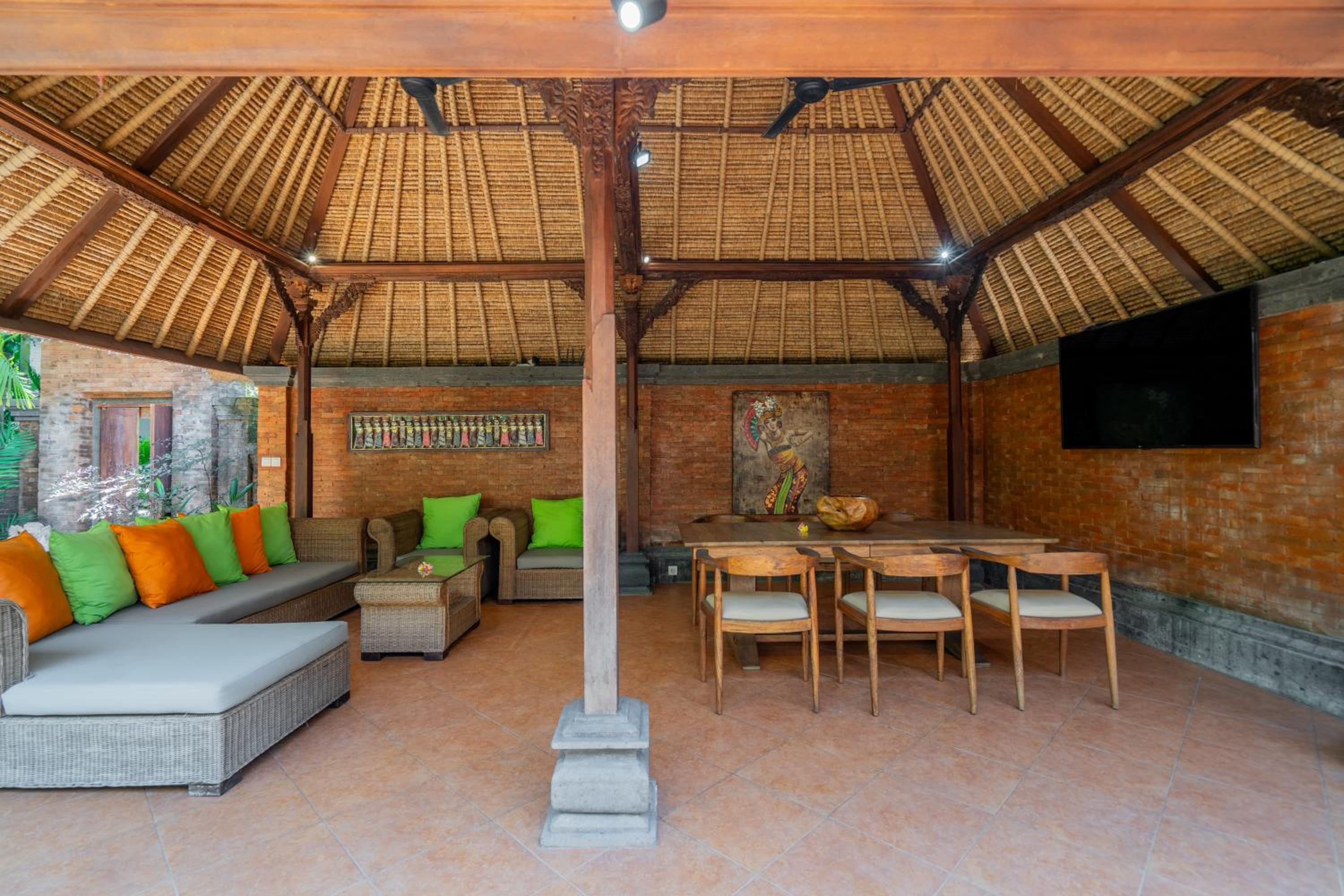 The Laras - Spacious 3BR Authentic Balinese Villa