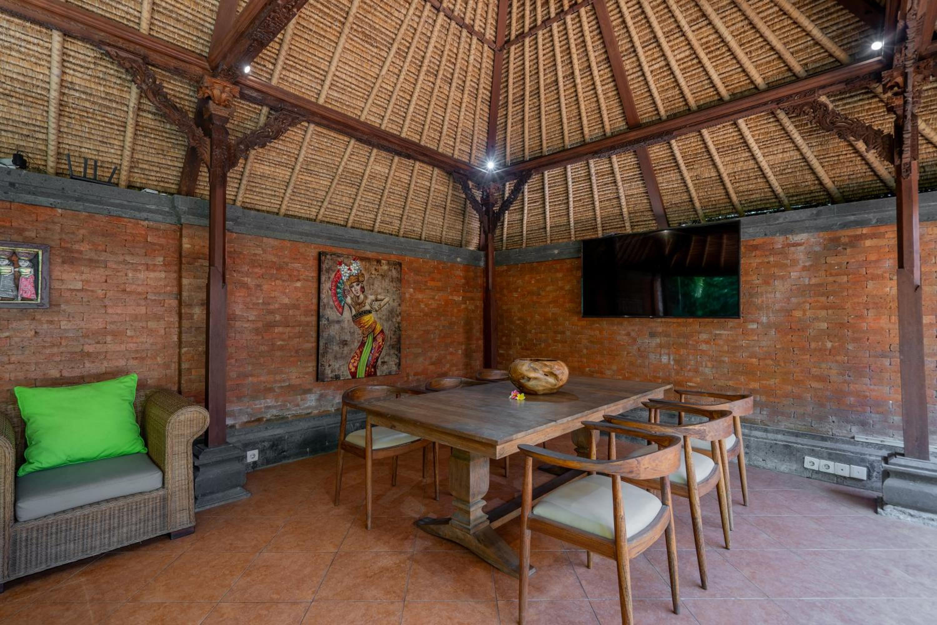 The Laras - Spacious 3BR Authentic Balinese Villa