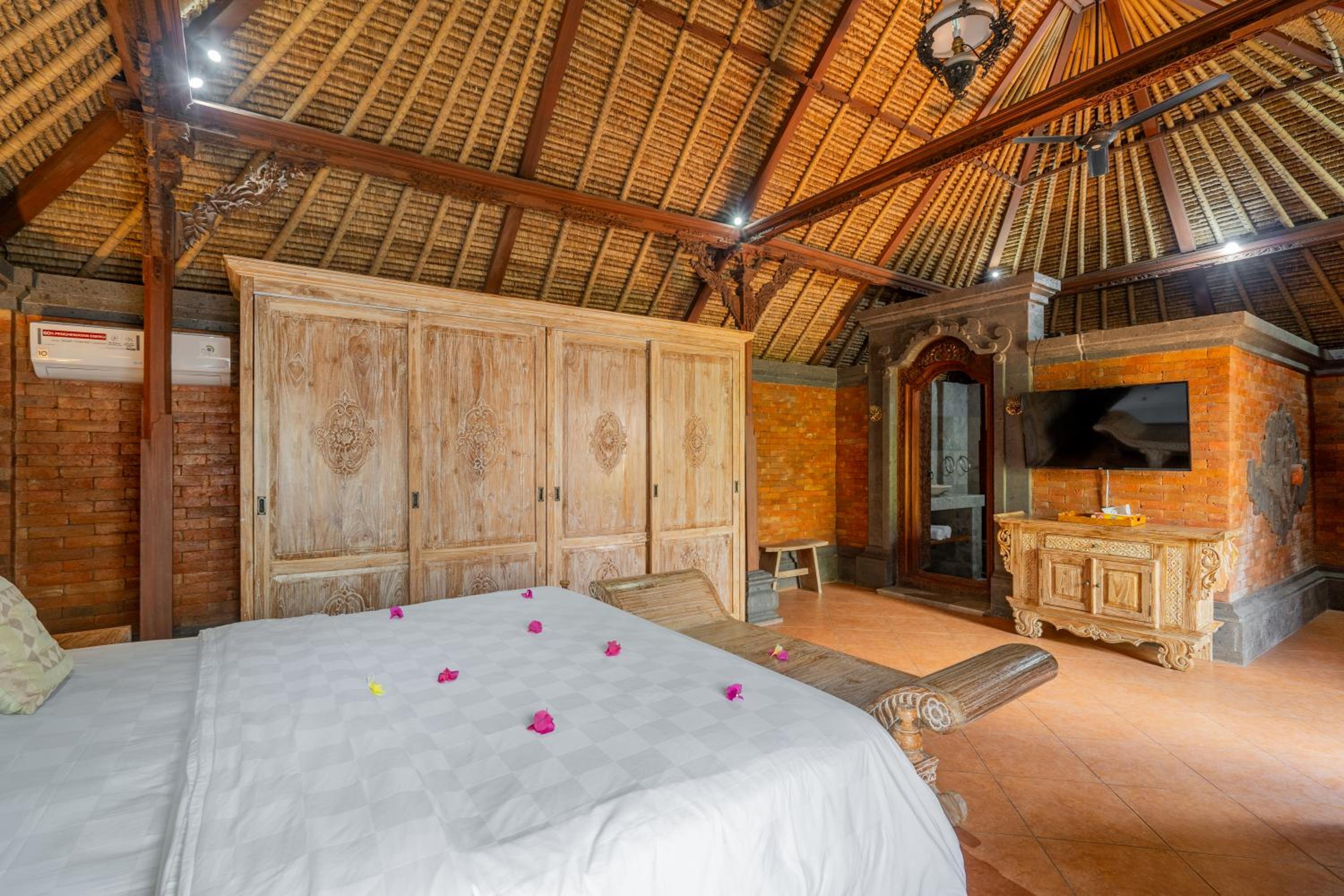 The Laras - Spacious 3BR Authentic Balinese Villa