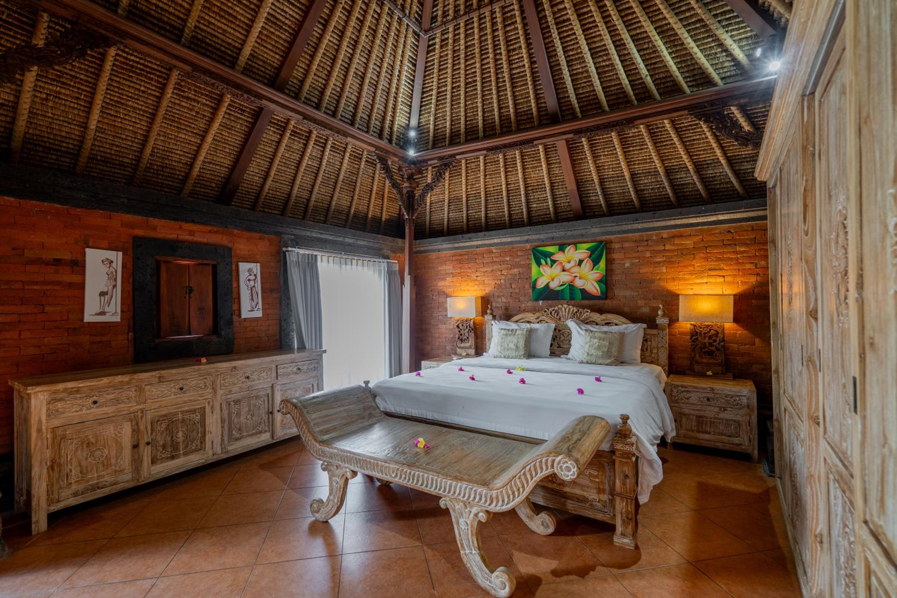 The Laras - Spacious 3BR Authentic Balinese Villa