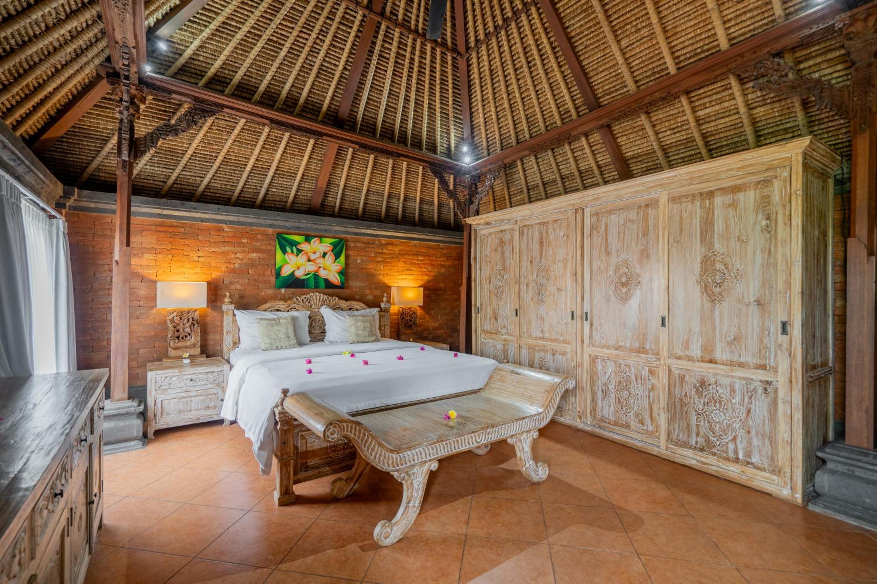 The Laras - Spacious 3BR Authentic Balinese Villa