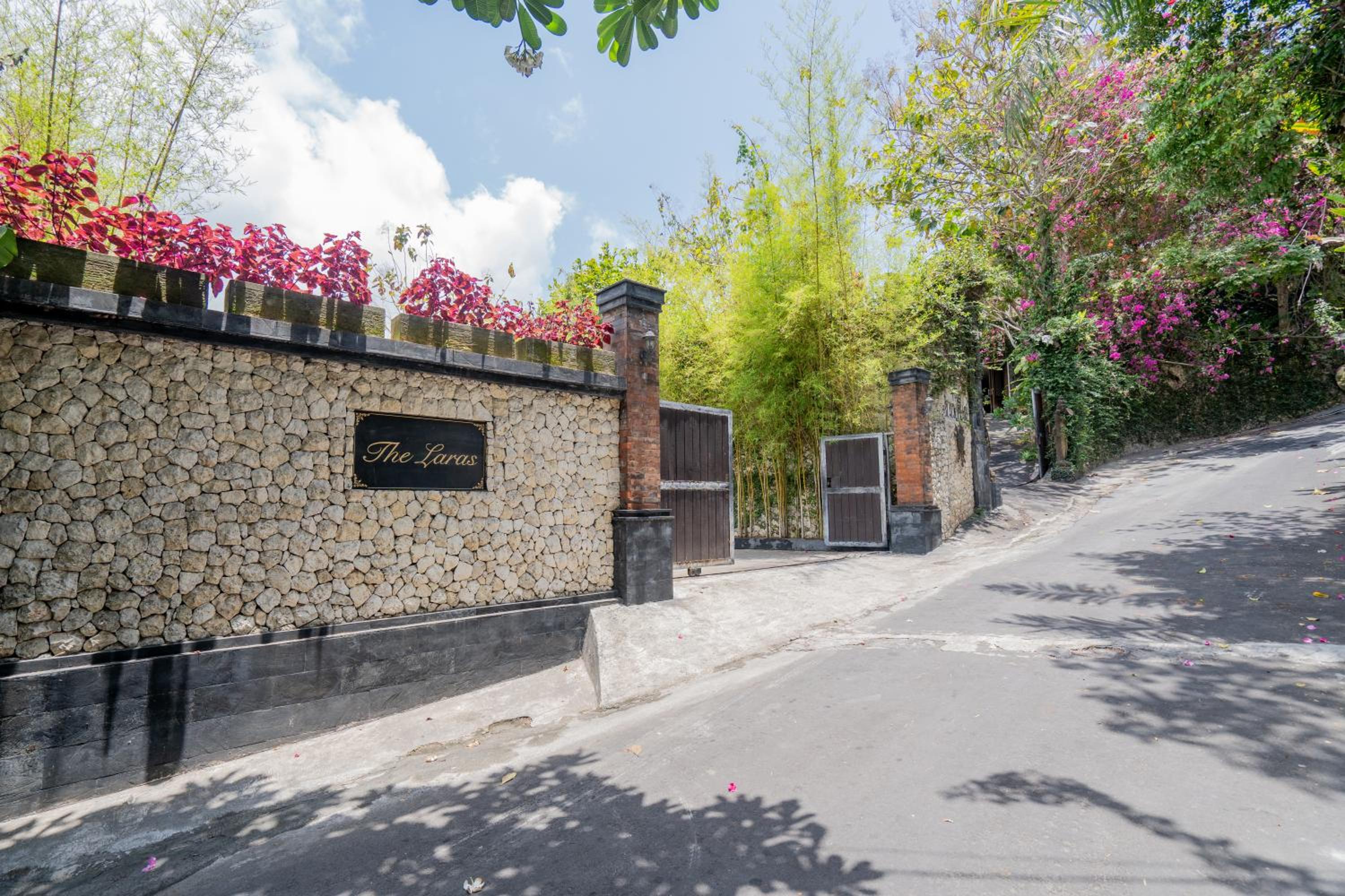 The Laras - Spacious 3BR Authentic Balinese Villa