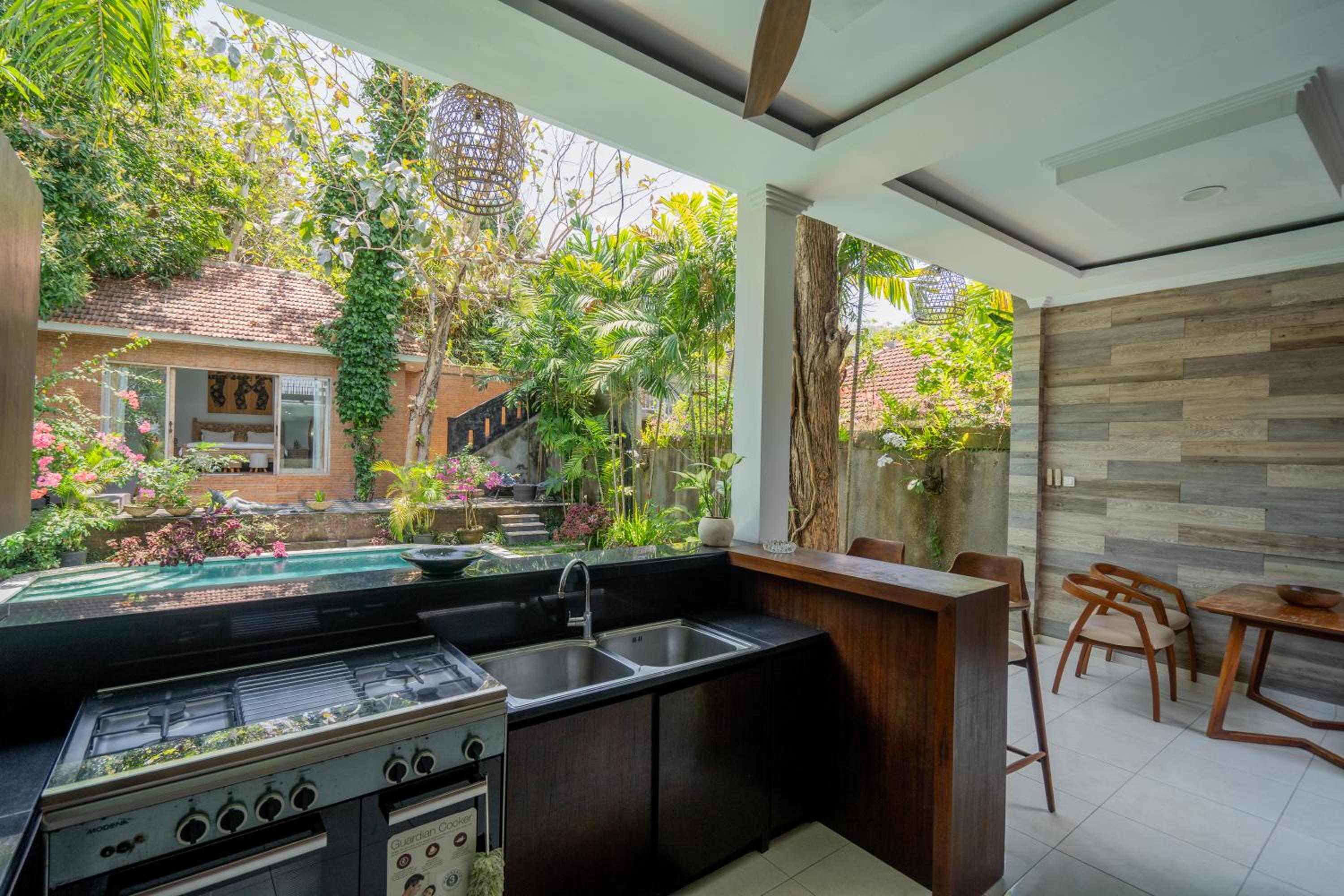 The Laras - Spacious 3BR Authentic Balinese Villa