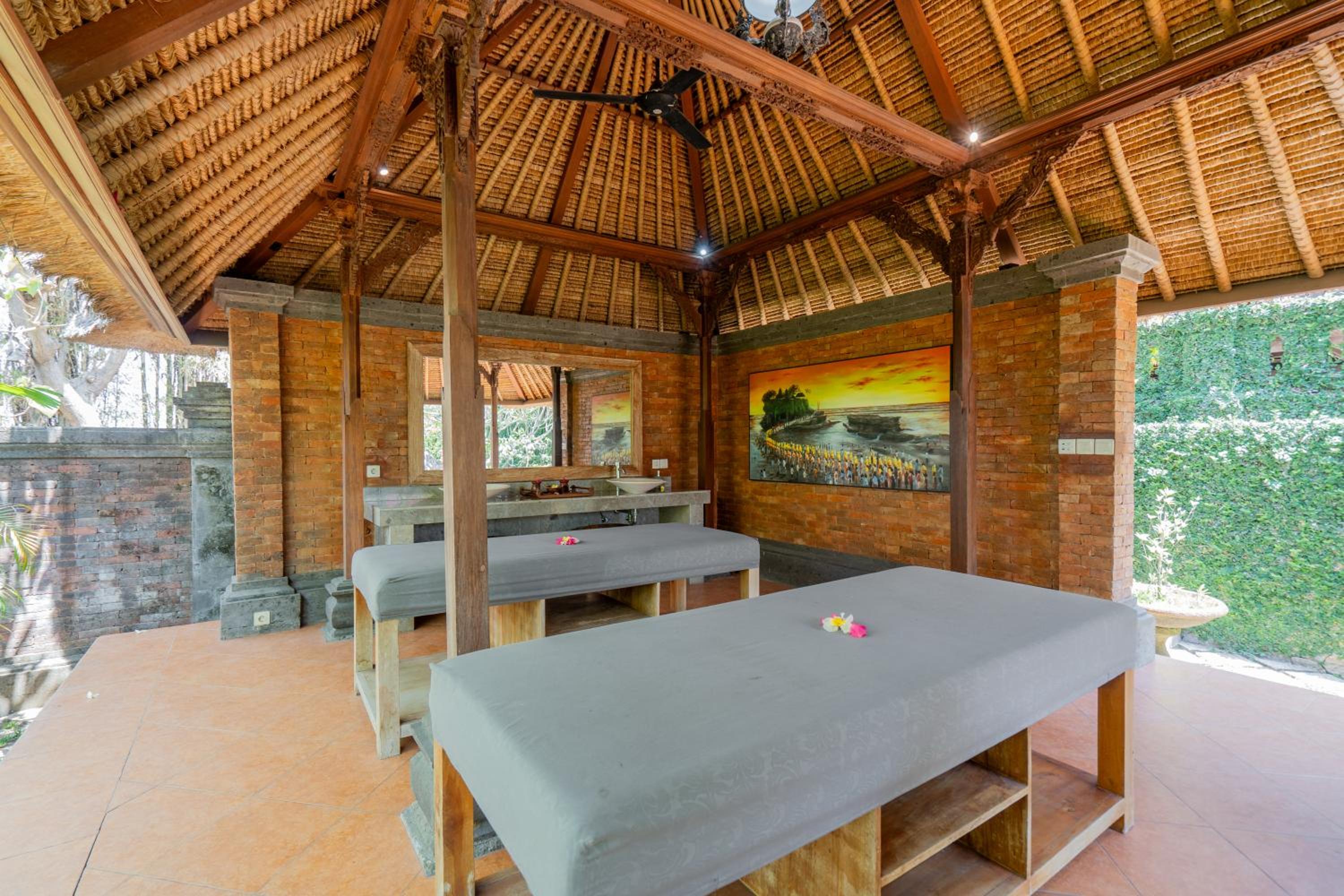 The Laras - Spacious 3BR Authentic Balinese Villa
