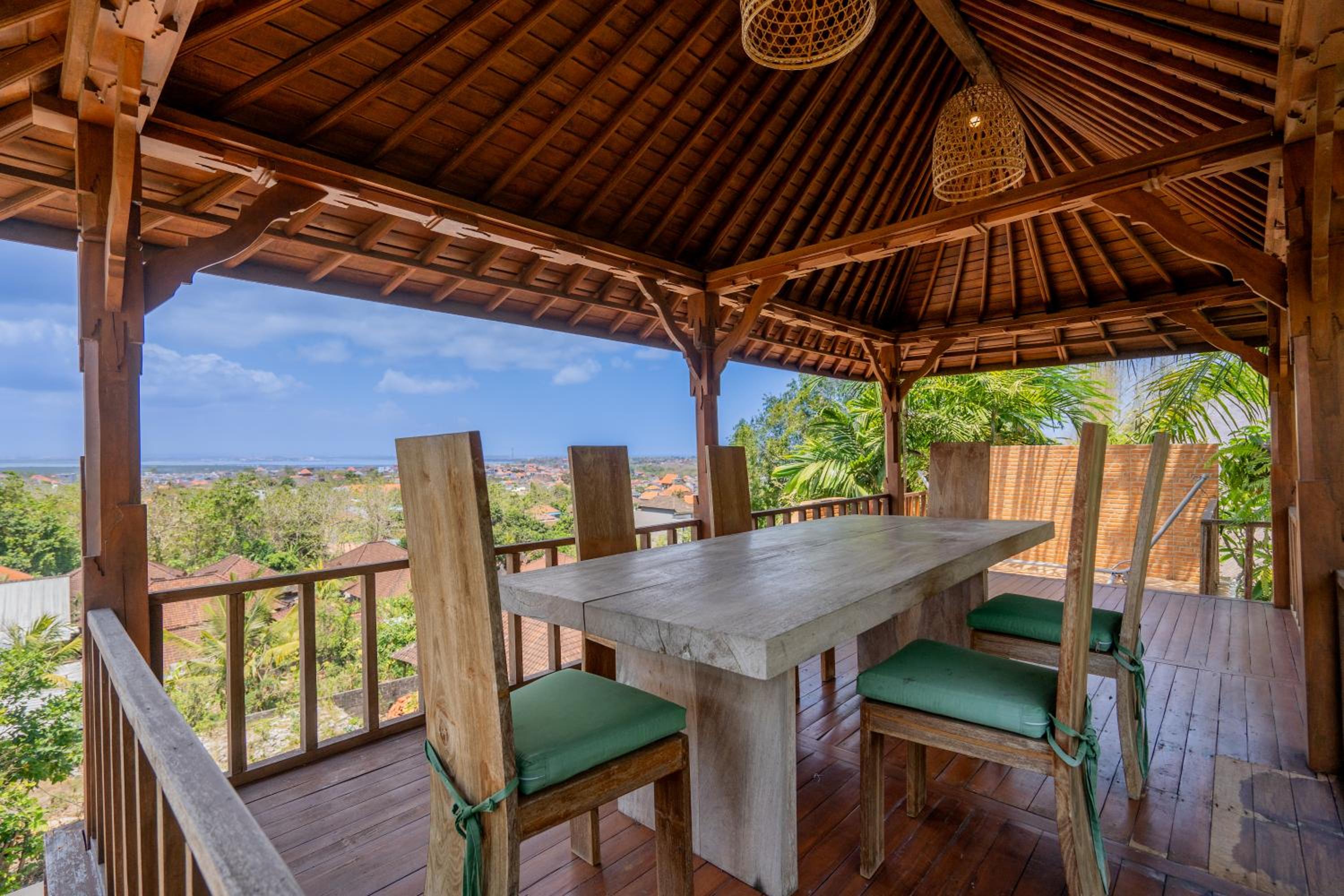 The Laras - Spacious 3BR Authentic Balinese Villa