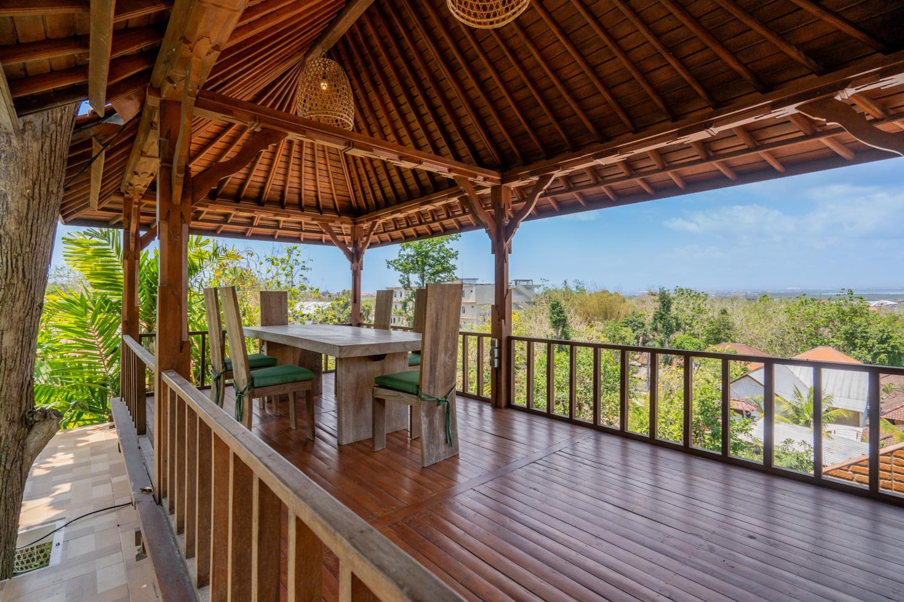 The Laras - Spacious 3BR Authentic Balinese Villa