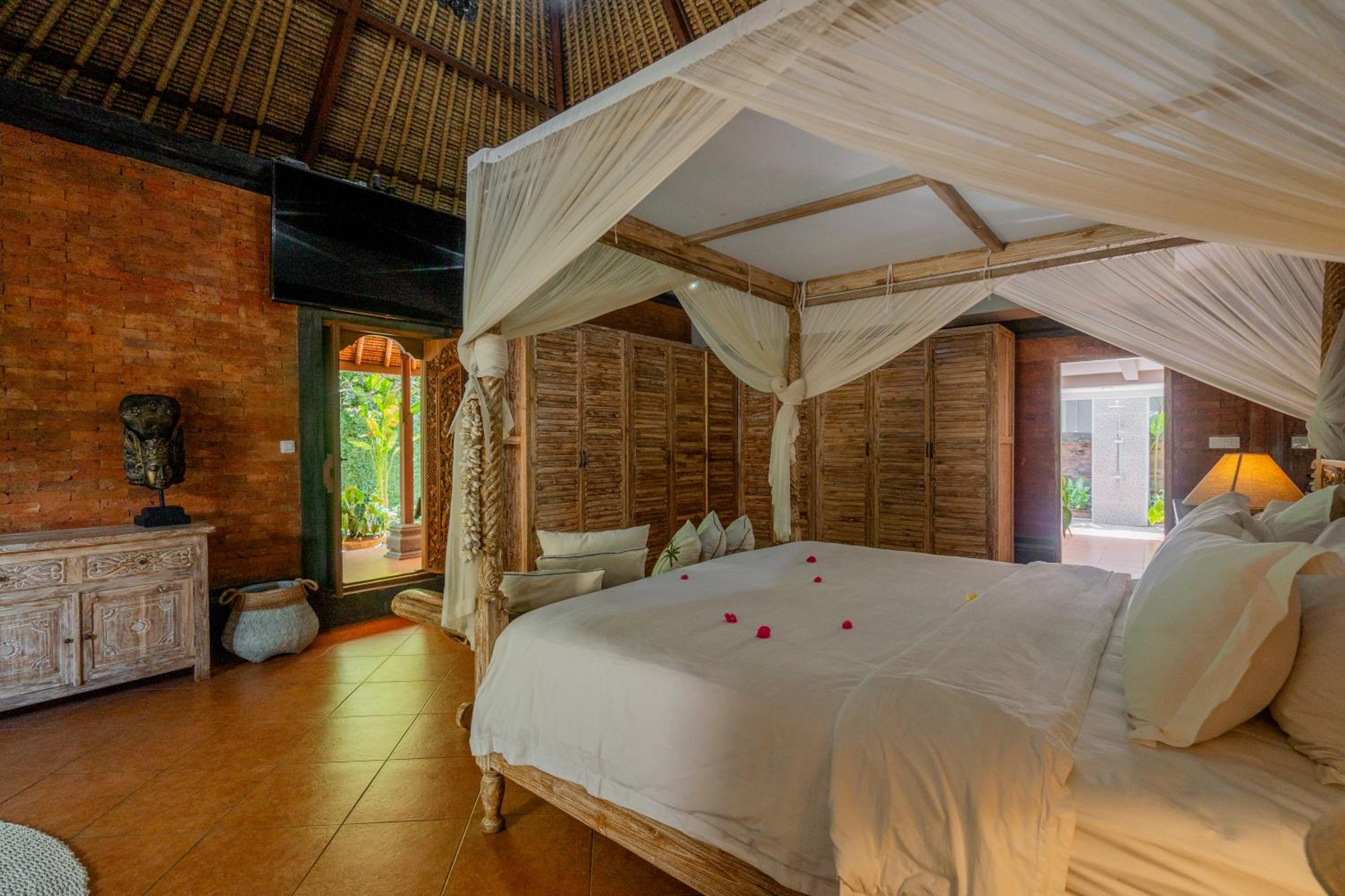 The Laras - Spacious 3BR Authentic Balinese Villa