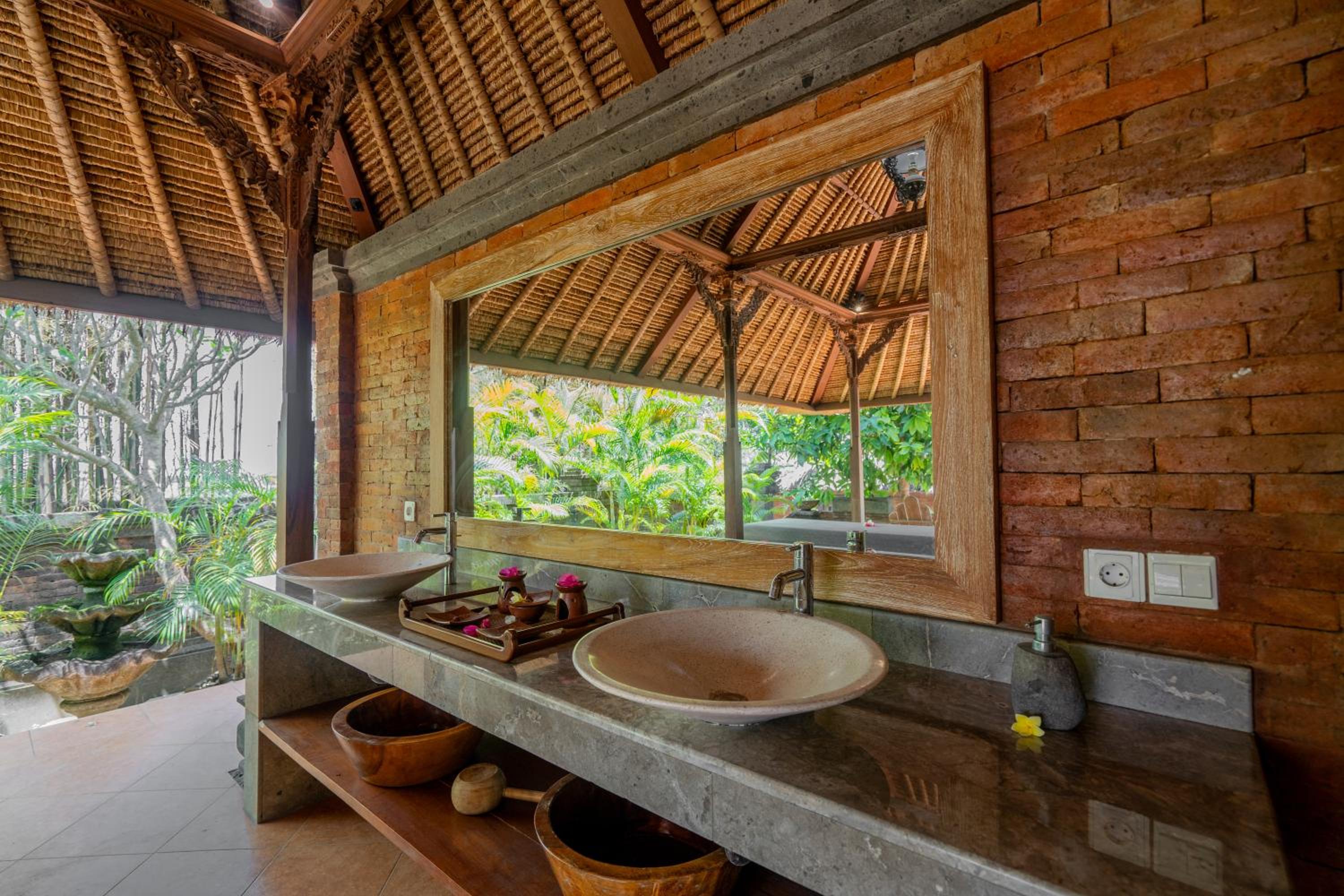 The Laras - Spacious 3BR Authentic Balinese Villa