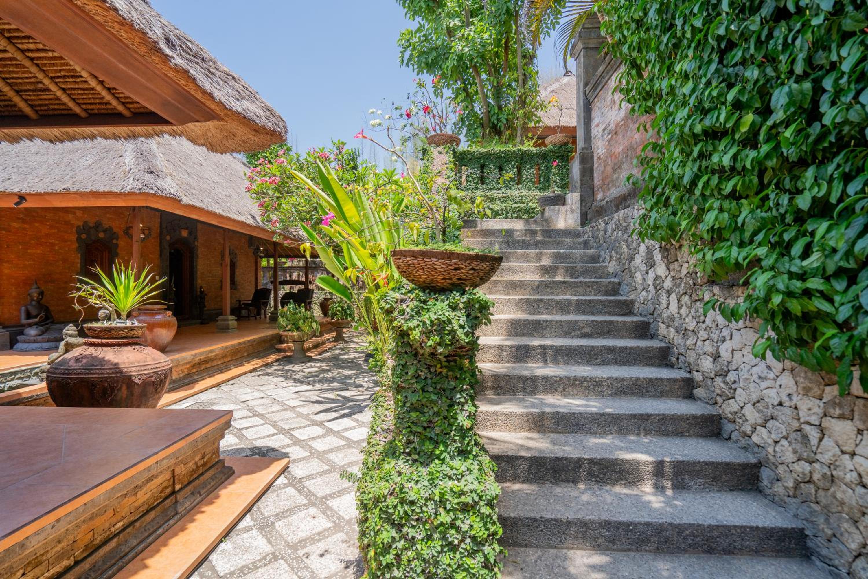 The Laras - Spacious 3BR Authentic Balinese Villa