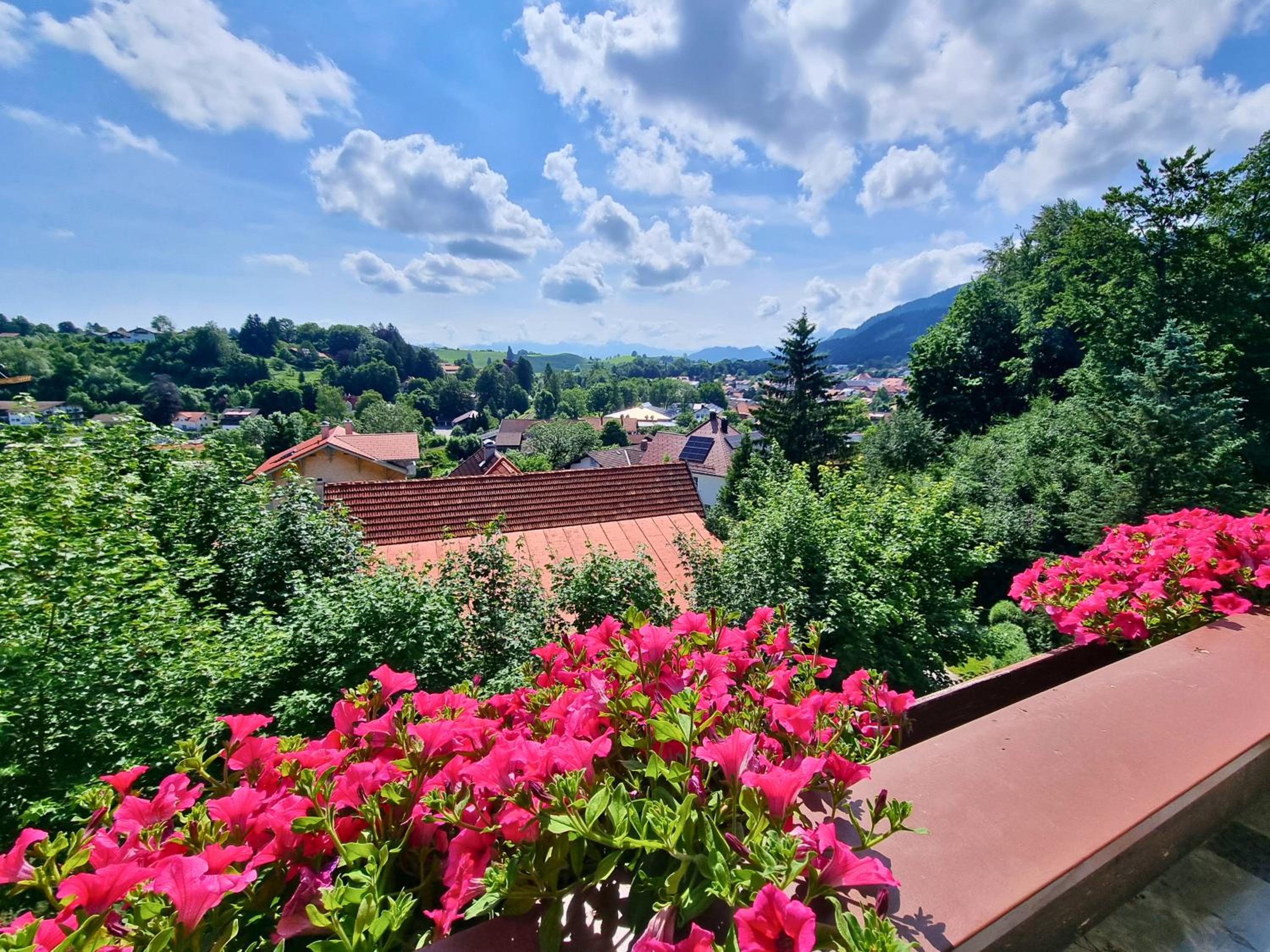 Haus Hindelang - 2 FeWos mit Zugspitzblick, inkl Königscard, gratis Parken & WLAN, Self Check-In, 5 Minuten ins Zentrum