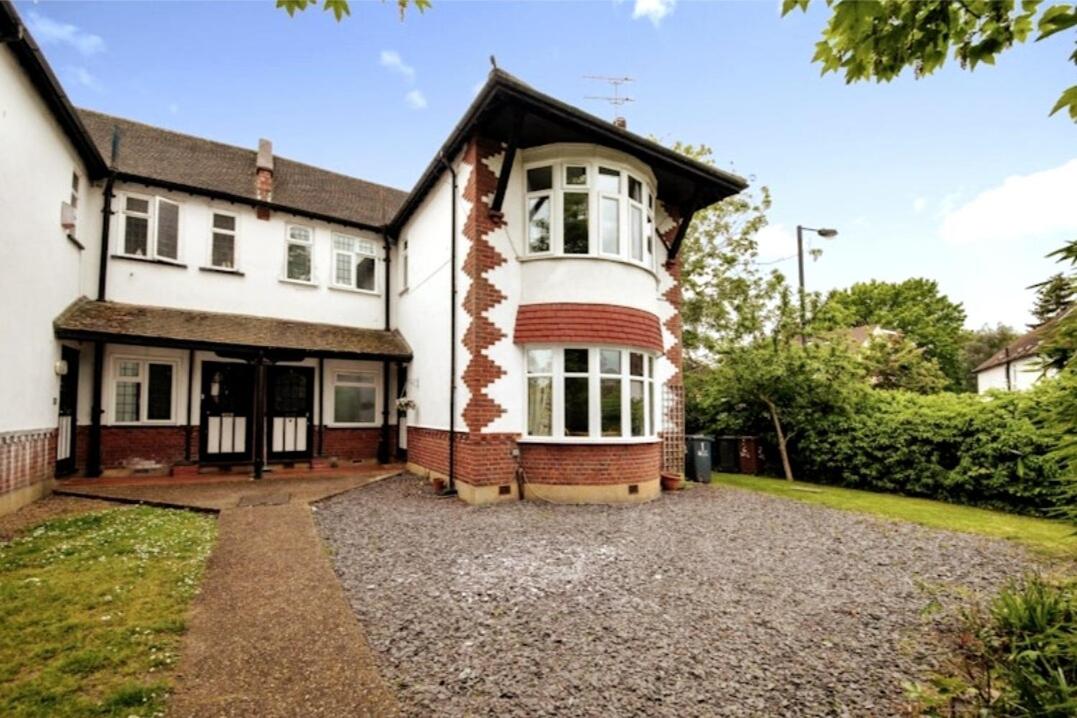 2 Bedroom Flat with Garden