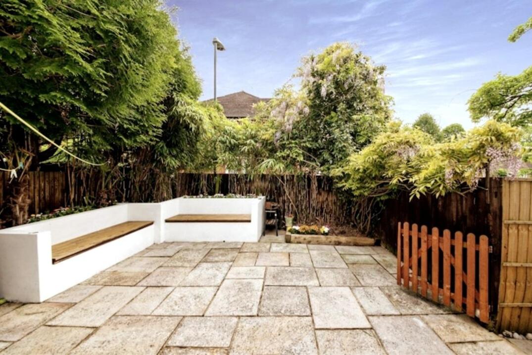 2 Bedroom Flat with Garden