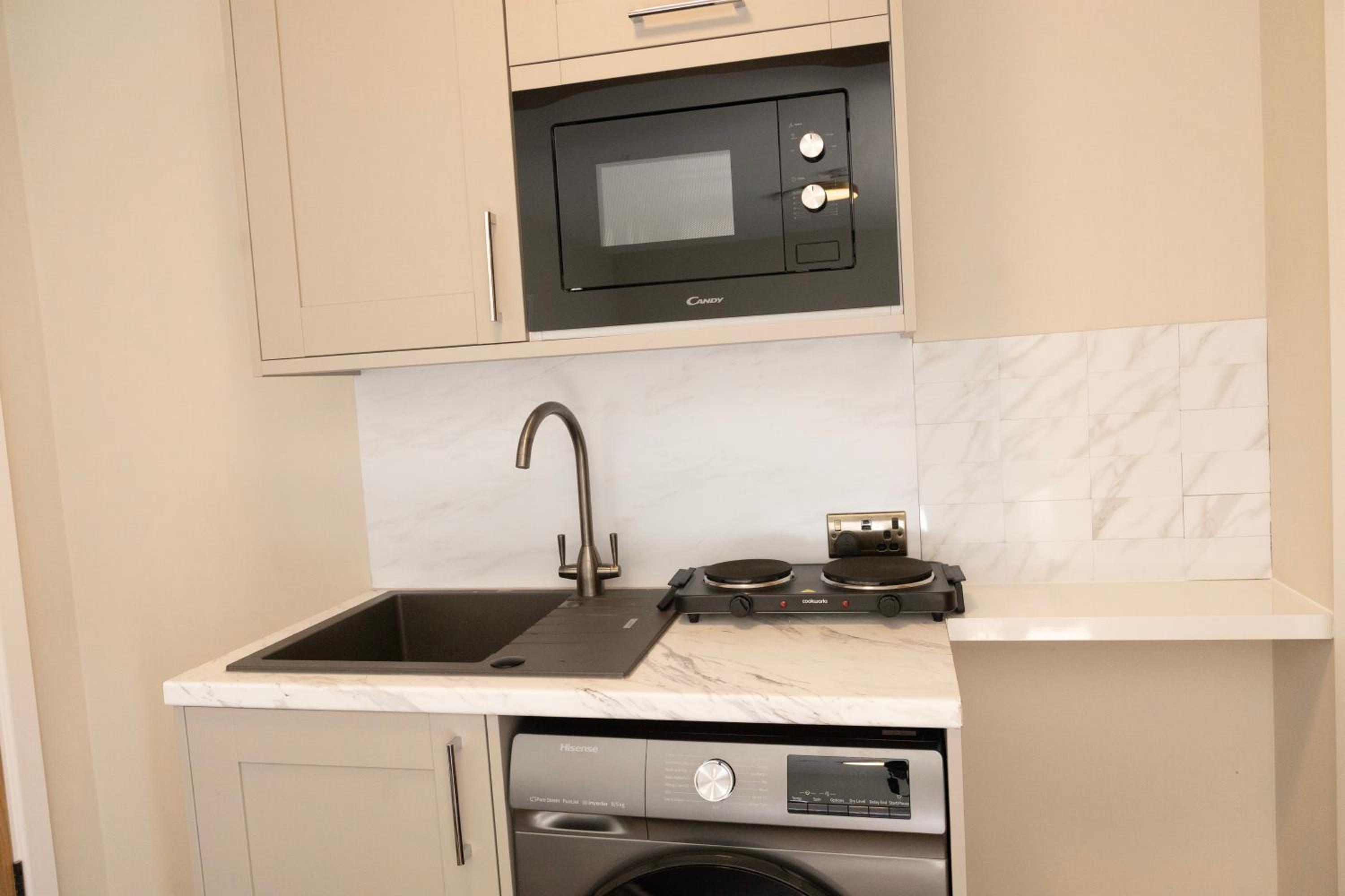 Fresh & Modern Studio Sleeps 3