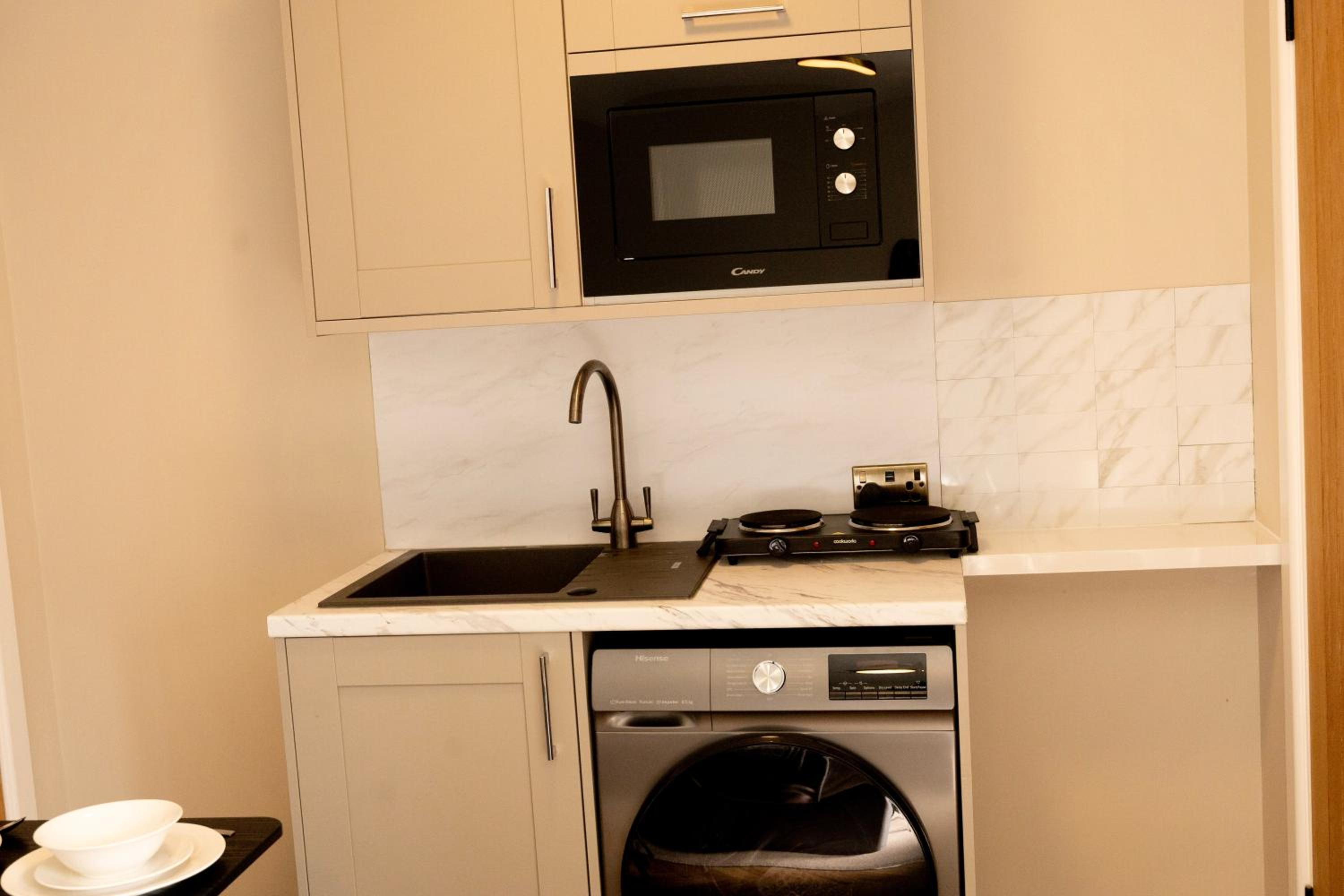Fresh & Modern Studio Sleeps 3