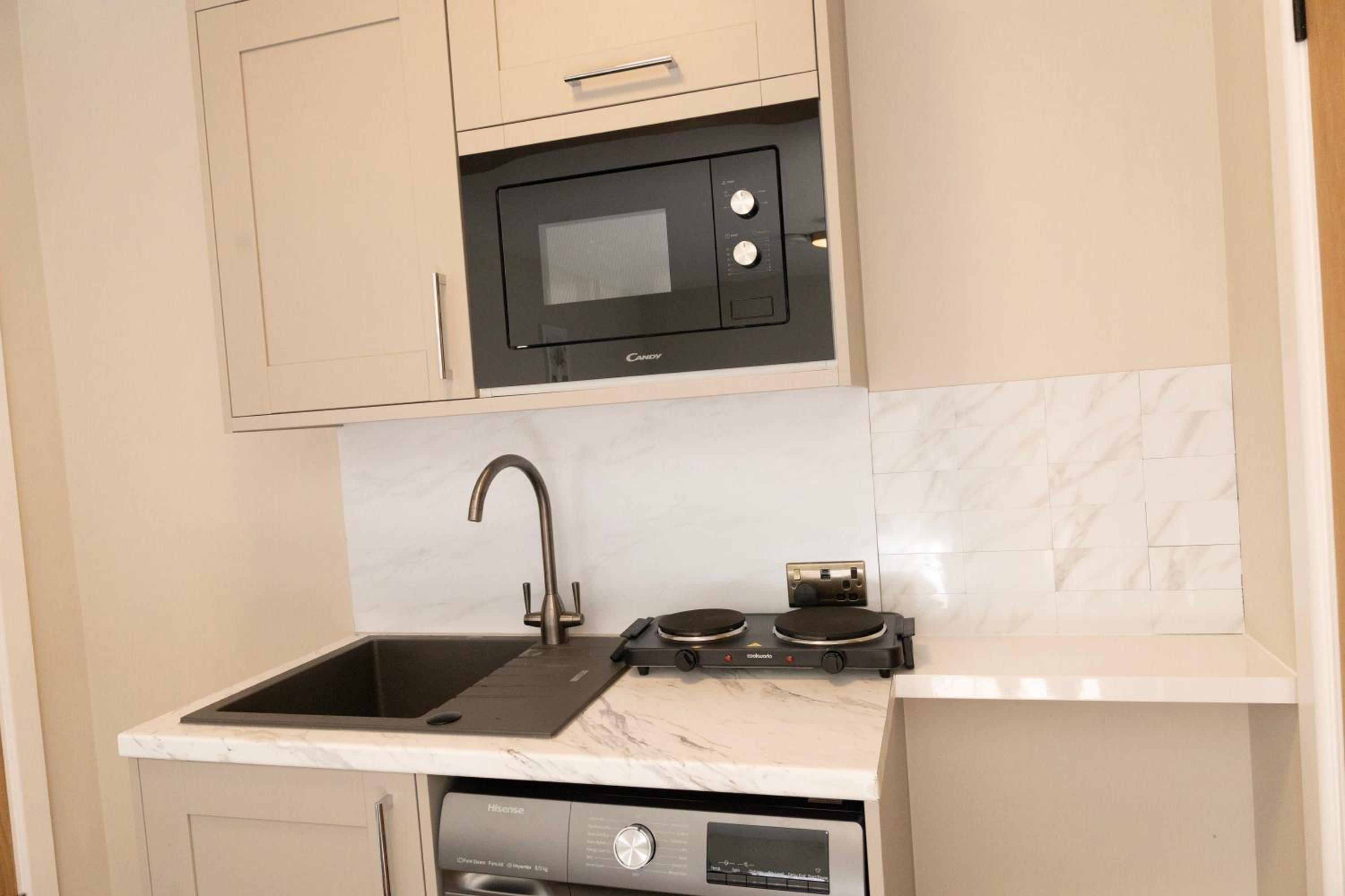 Fresh & Modern Studio Sleeps 3