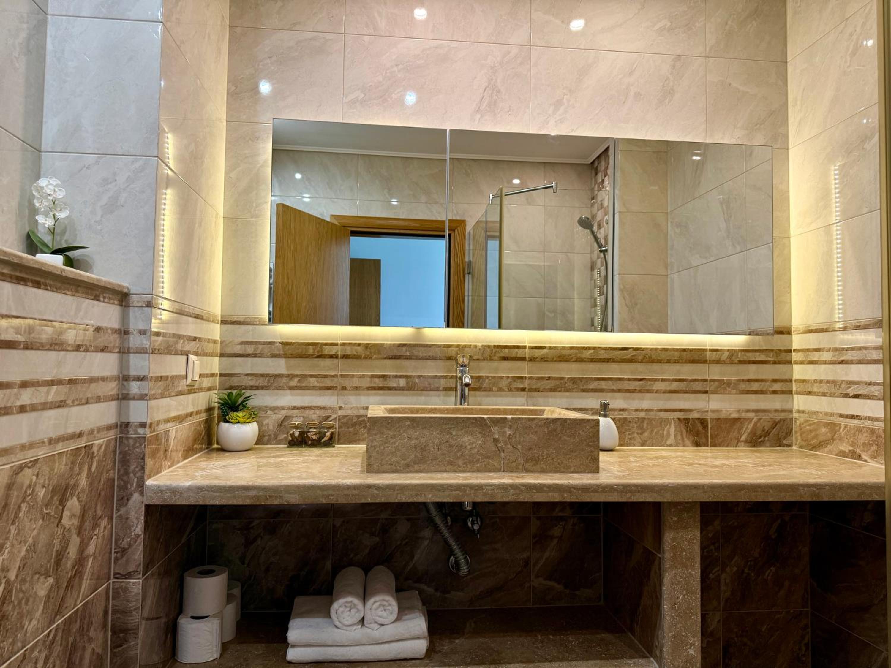 Cosher Gardenia Palace Apt 6 Free Parking